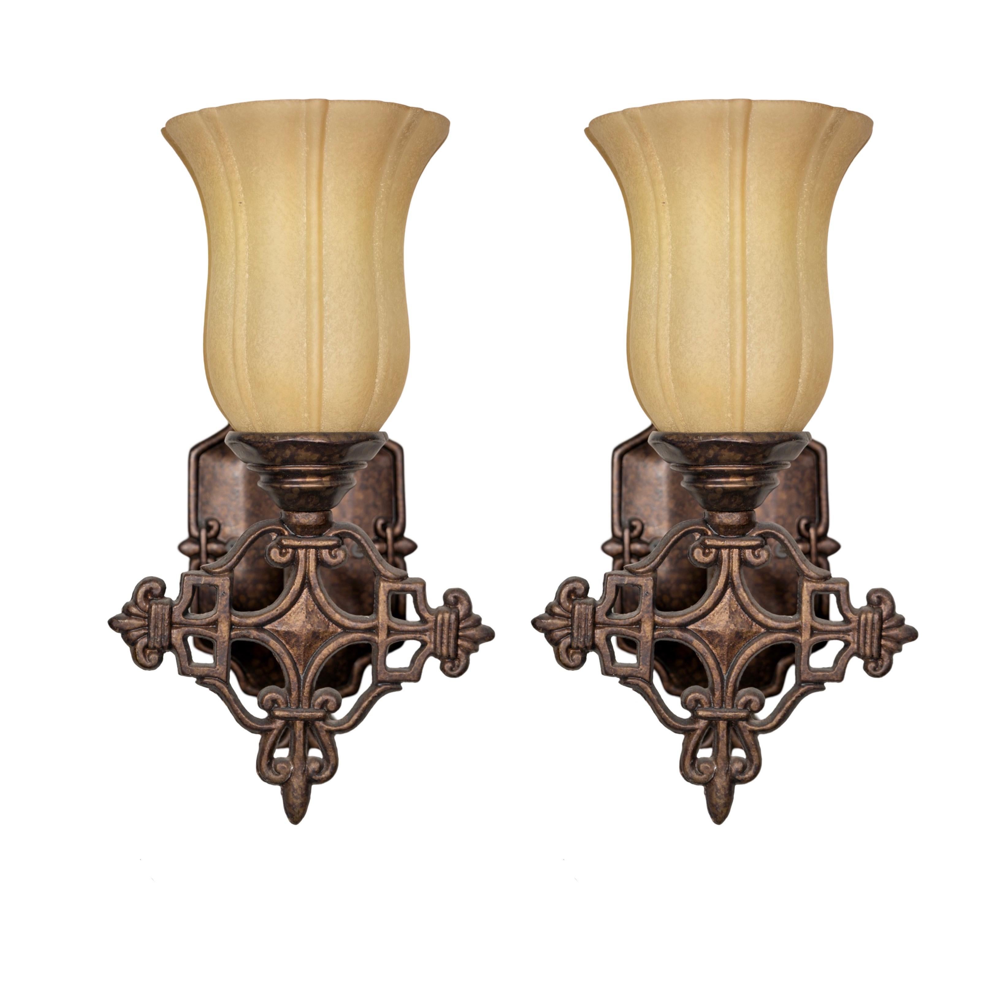 Eleganza nell'arredamento della tua casa con questa elegante coppia di sconsole francesi in alabastro e bronzo. Realizzate in bronzo e alabastro di alta qualità, queste applique aggiungono un tocco di raffinatezza a qualsiasi ambiente. Realizzate in