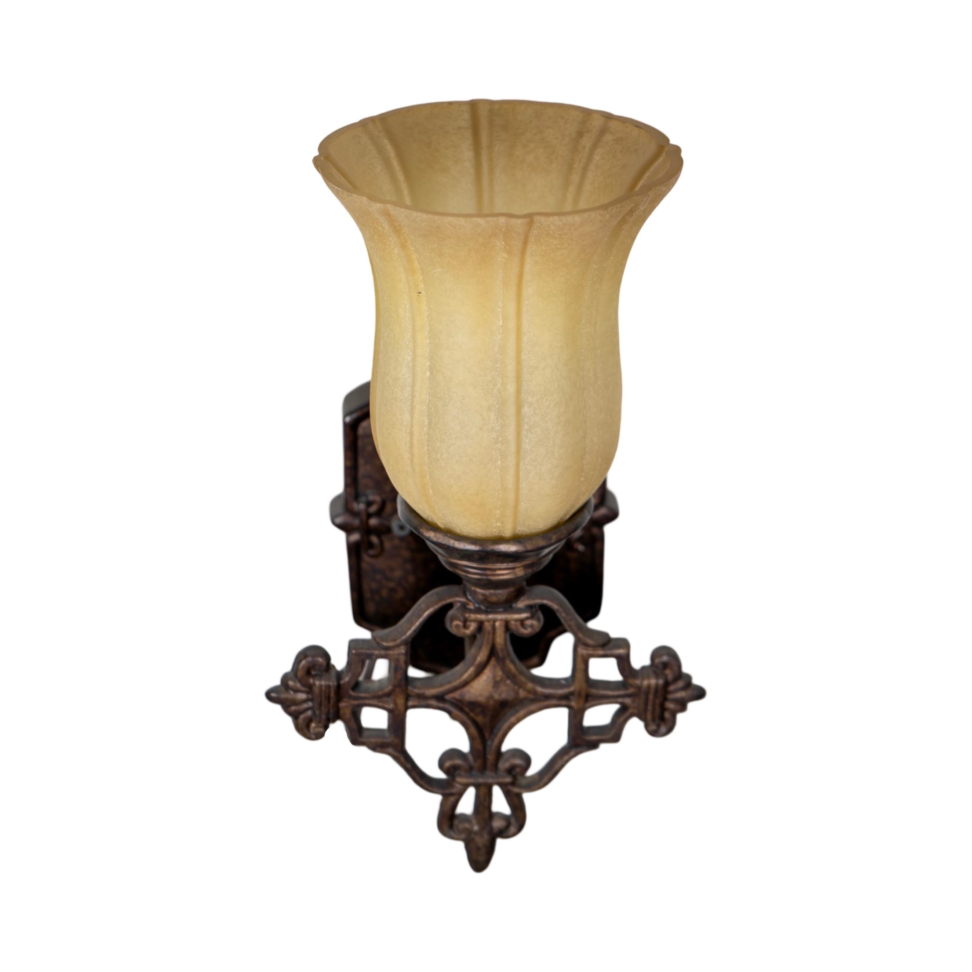 Fine XX secolo Coppia di lampade da parete francesi in alabastro e bronzo in vendita