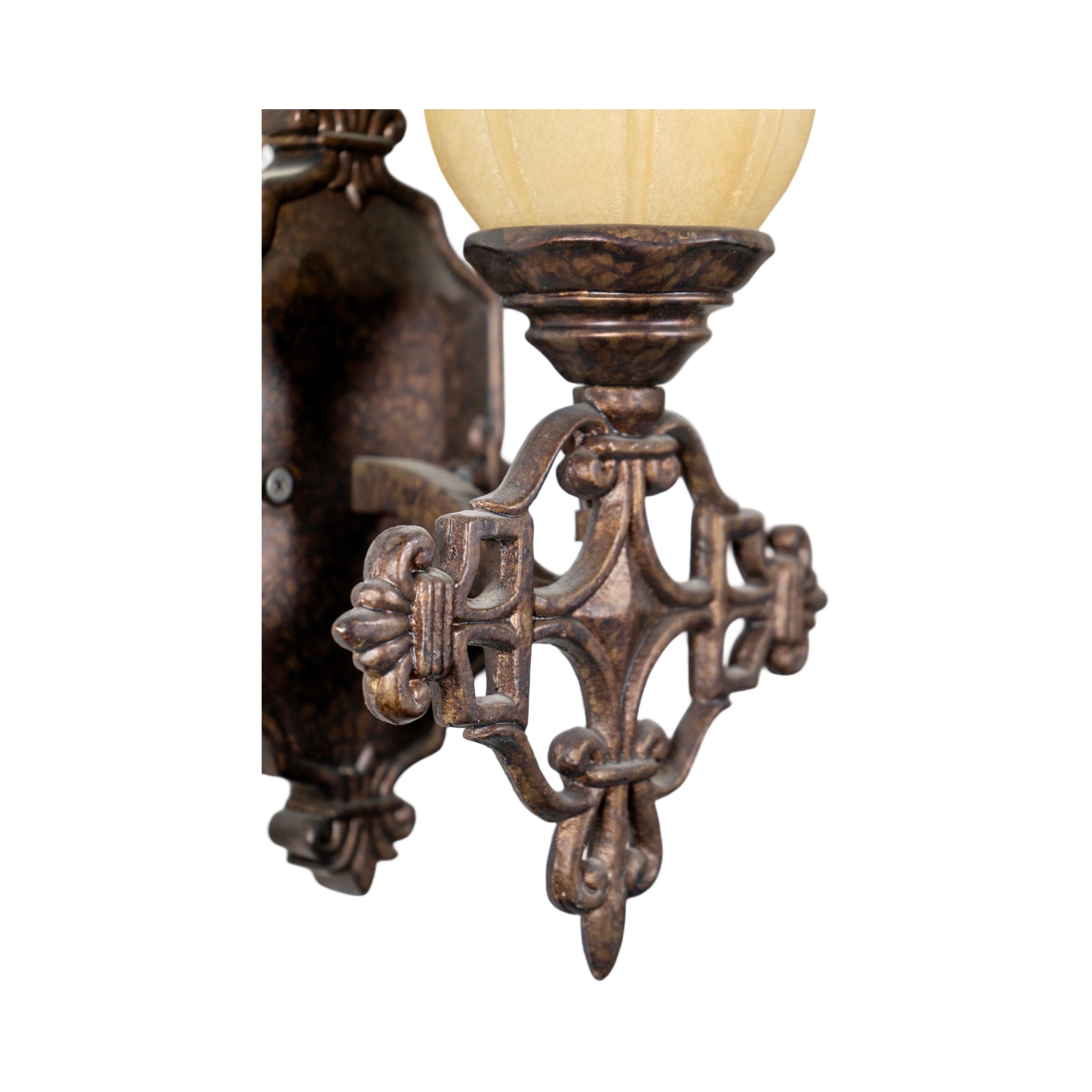 Coppia di lampade da parete francesi in alabastro e bronzo in vendita 1