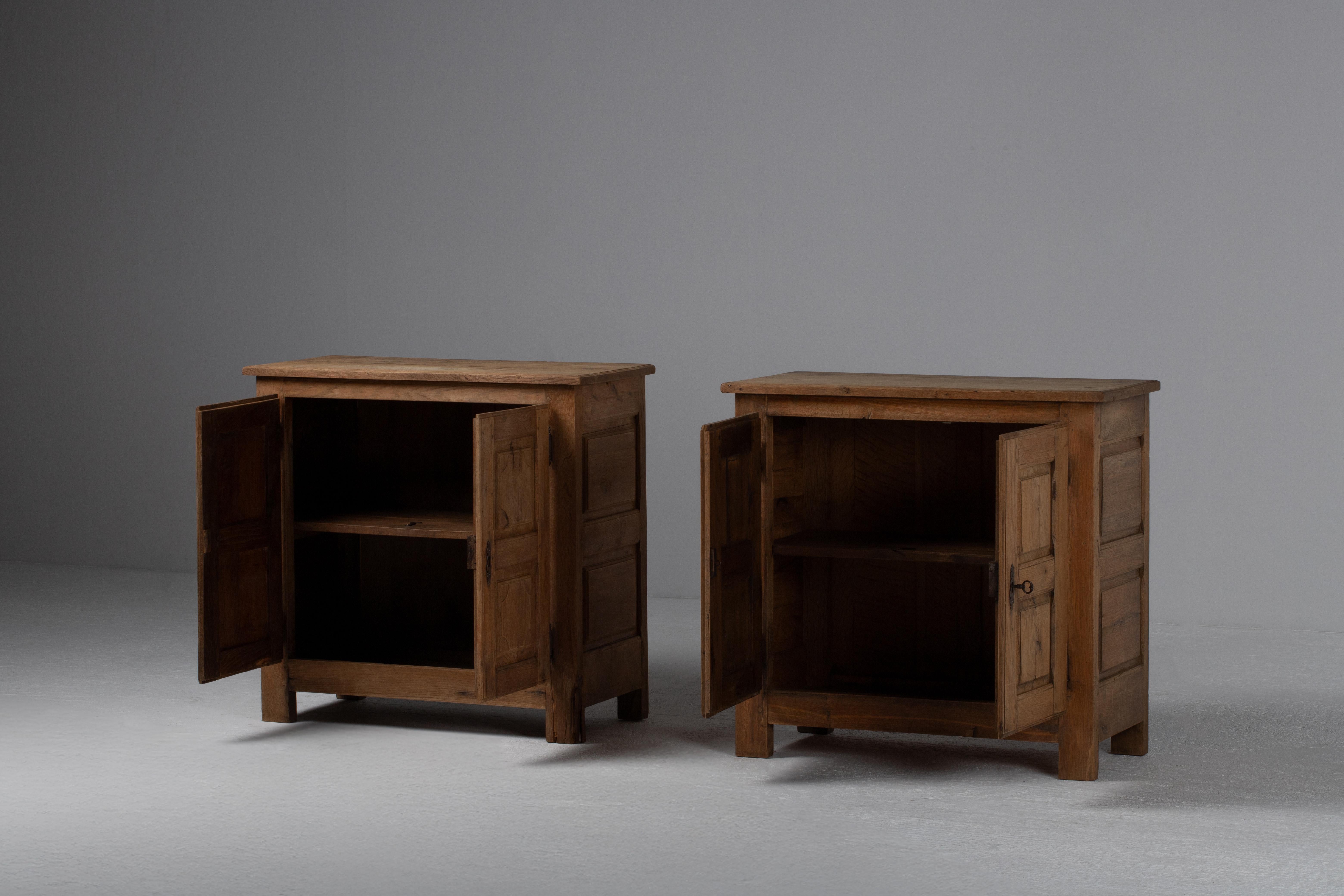 Mid-Century moderno Coppia di buffet alpini francesi in Oak massiccio in vendita