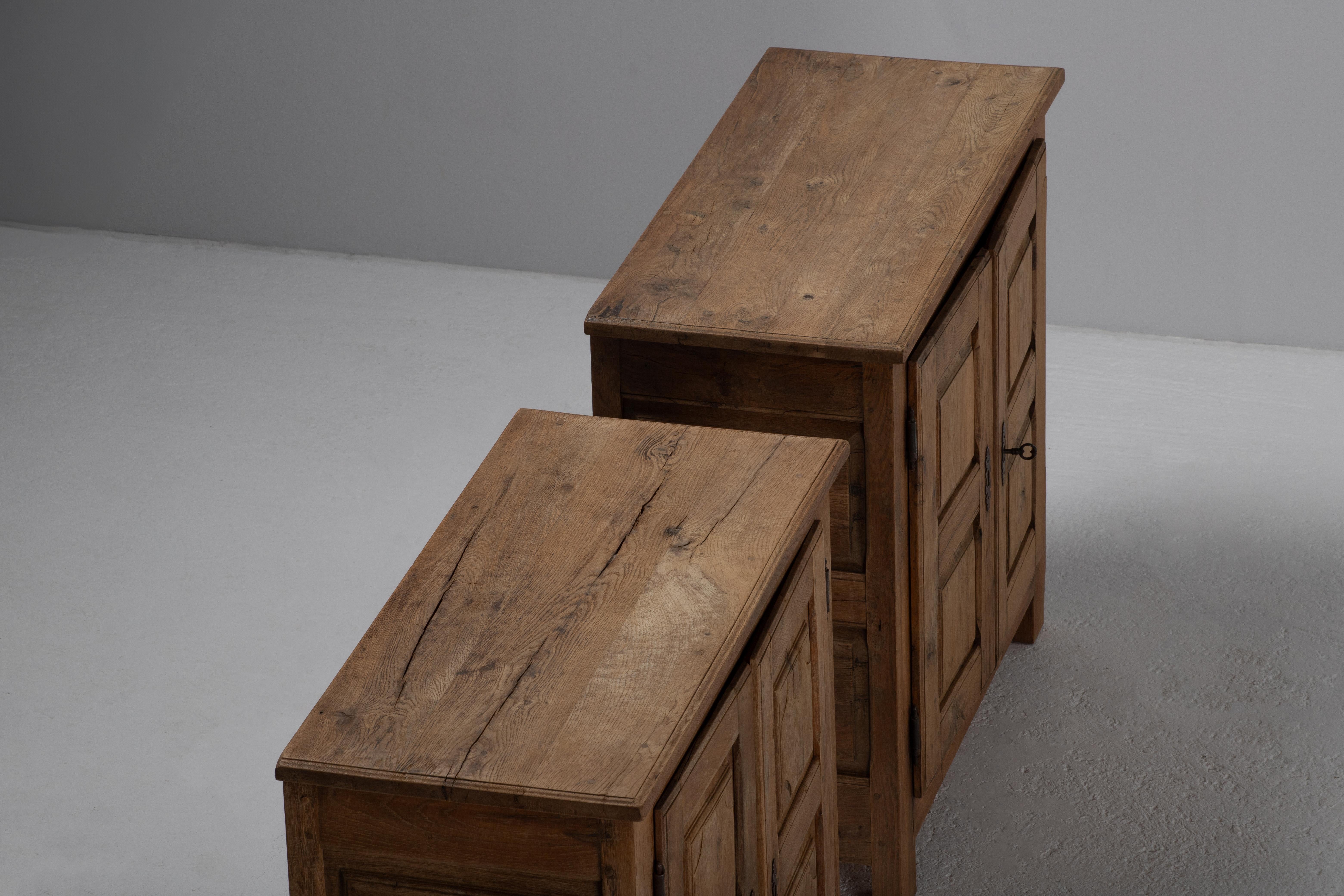 XX secolo Coppia di buffet alpini francesi in Oak massiccio in vendita