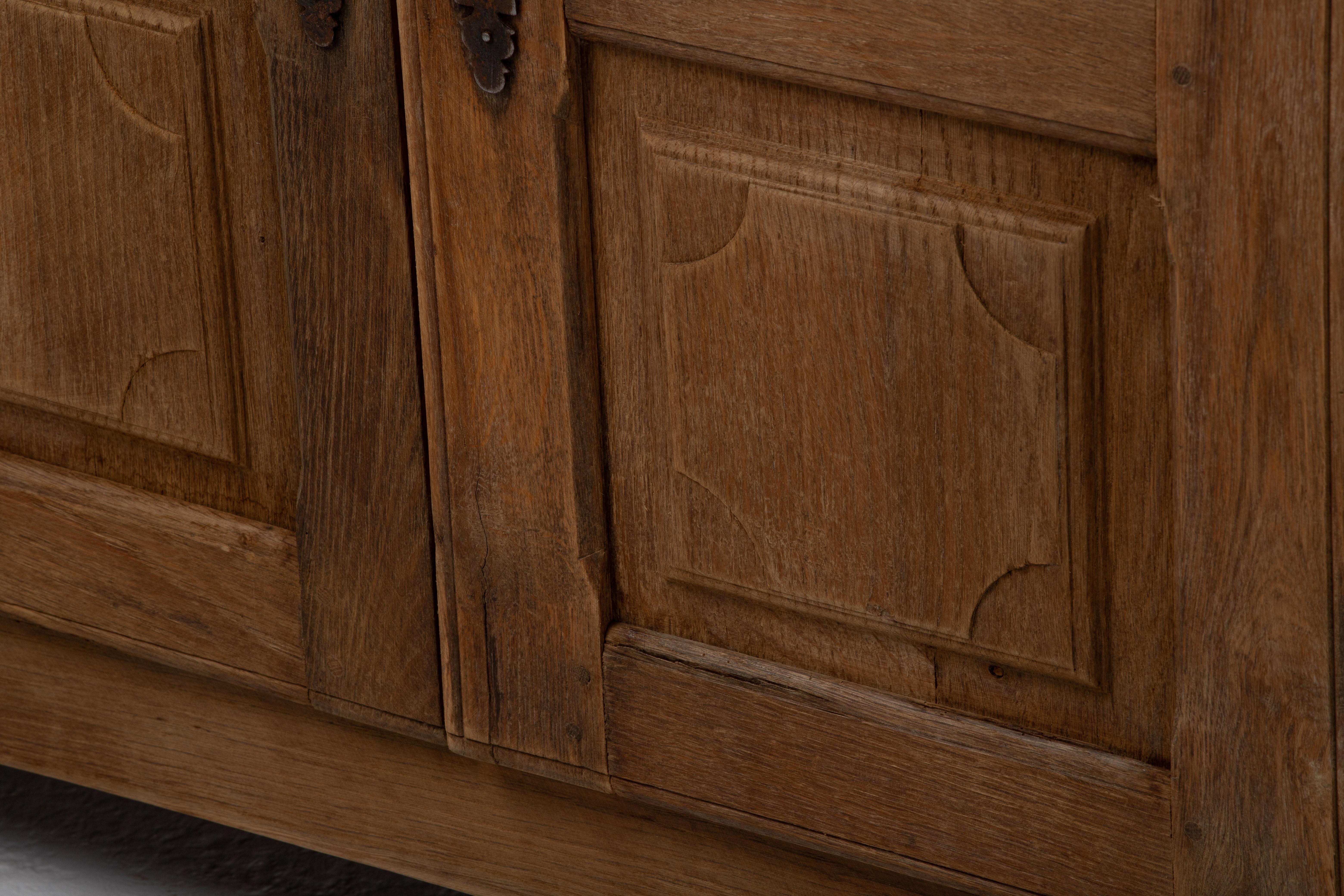 Coppia di buffet alpini francesi in Oak massiccio in vendita 1