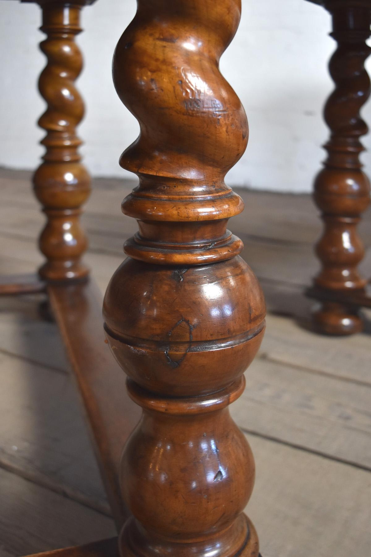 Paire de tables centrales / d'appoint françaises (Alsace) du XVIIIe siècle en placage Trompe l'Oeil en vente 4
