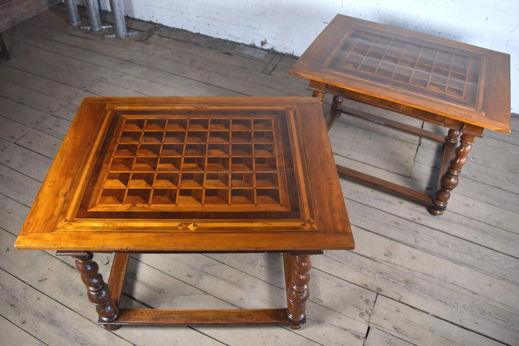 Noyer Paire de tables centrales / d'appoint françaises (Alsace) du XVIIIe siècle en placage Trompe l'Oeil en vente