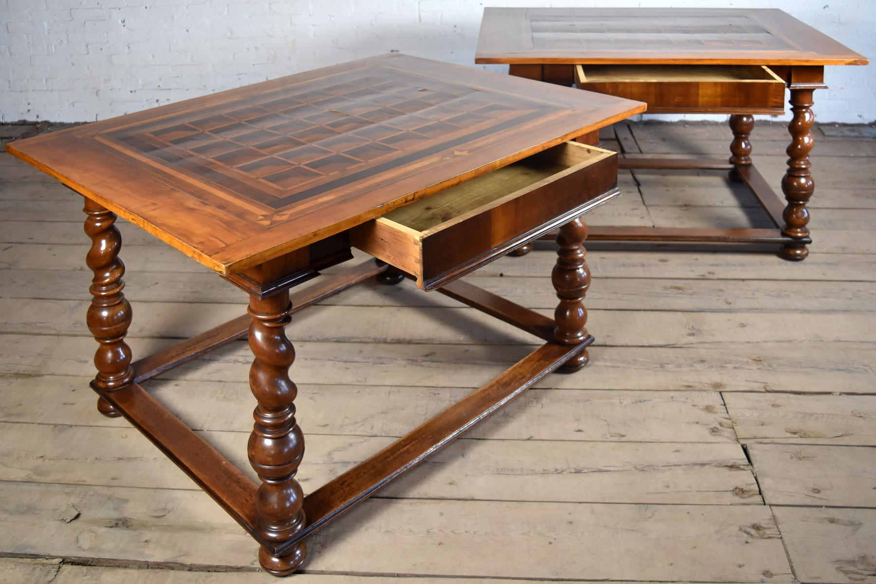 Paire de tables centrales / d'appoint françaises (Alsace) du XVIIIe siècle en placage Trompe l'Oeil en vente 1