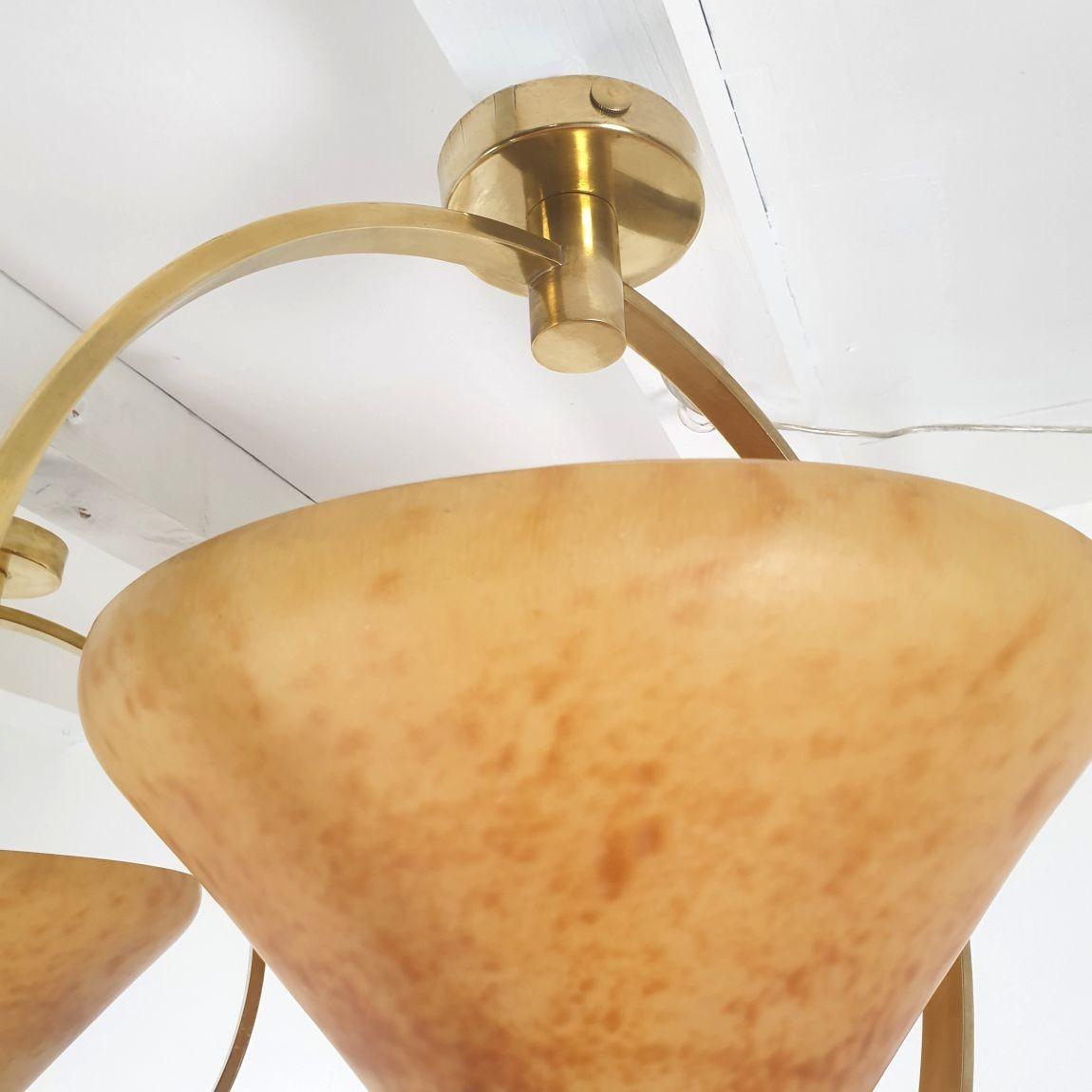 Coppia di lampadari francesi in vetro ambrato anni '60 in vendita 3