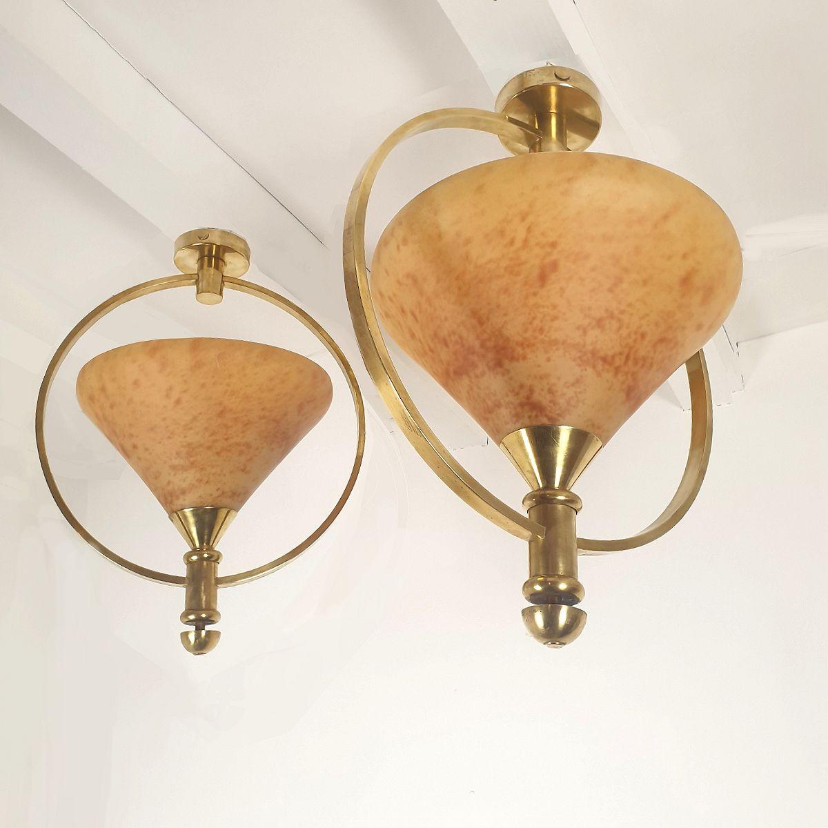 Mid-Century moderno Coppia di lampadari francesi in vetro ambrato anni '60 in vendita