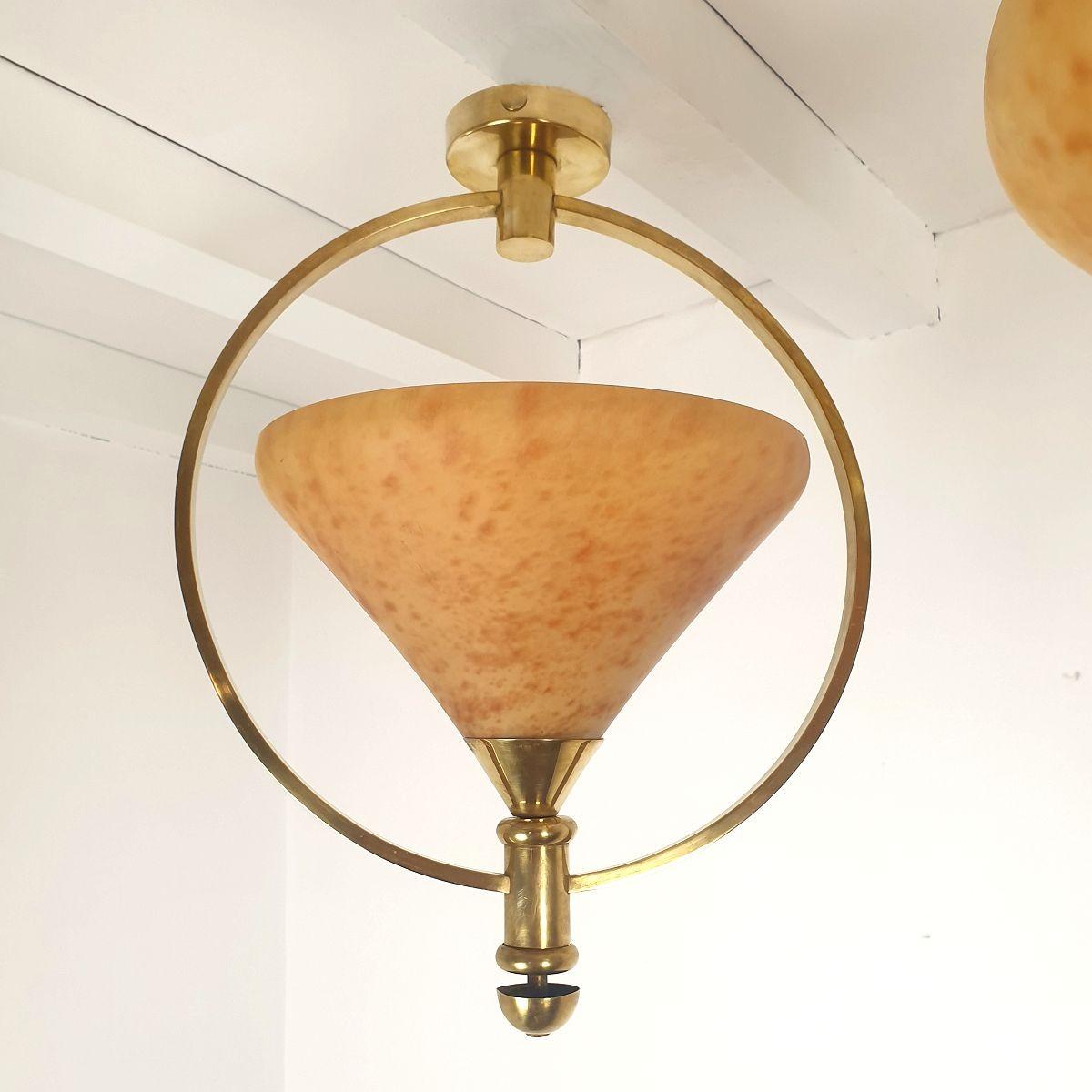 Francese Coppia di lampadari francesi in vetro ambrato anni '60 in vendita