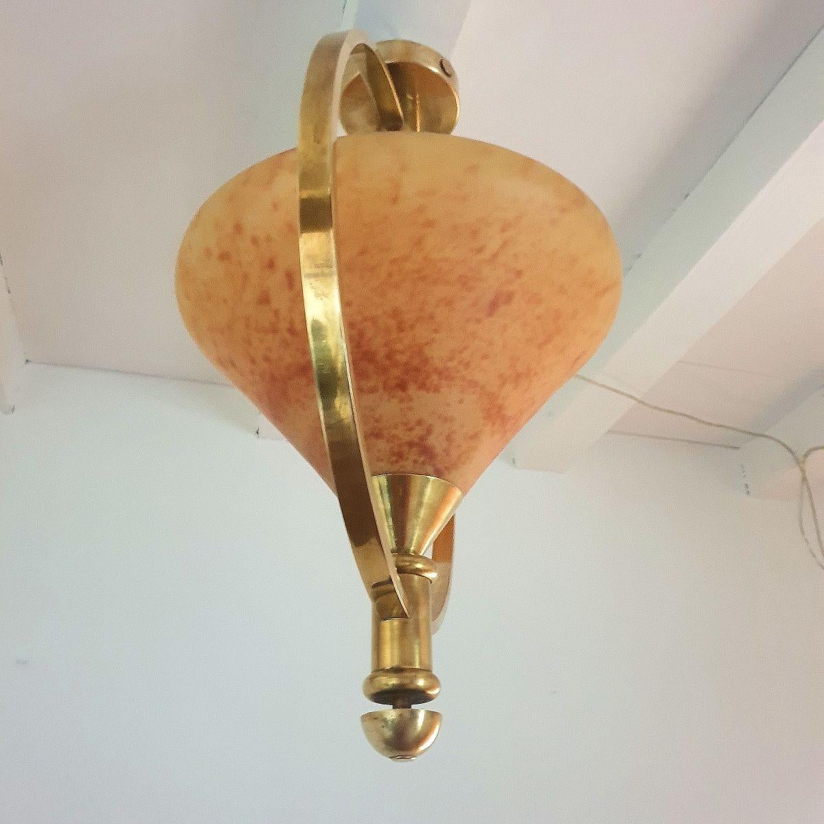 Coppia di lampadari francesi in vetro ambrato anni '60 In condizioni buone in vendita a Dallas, TX