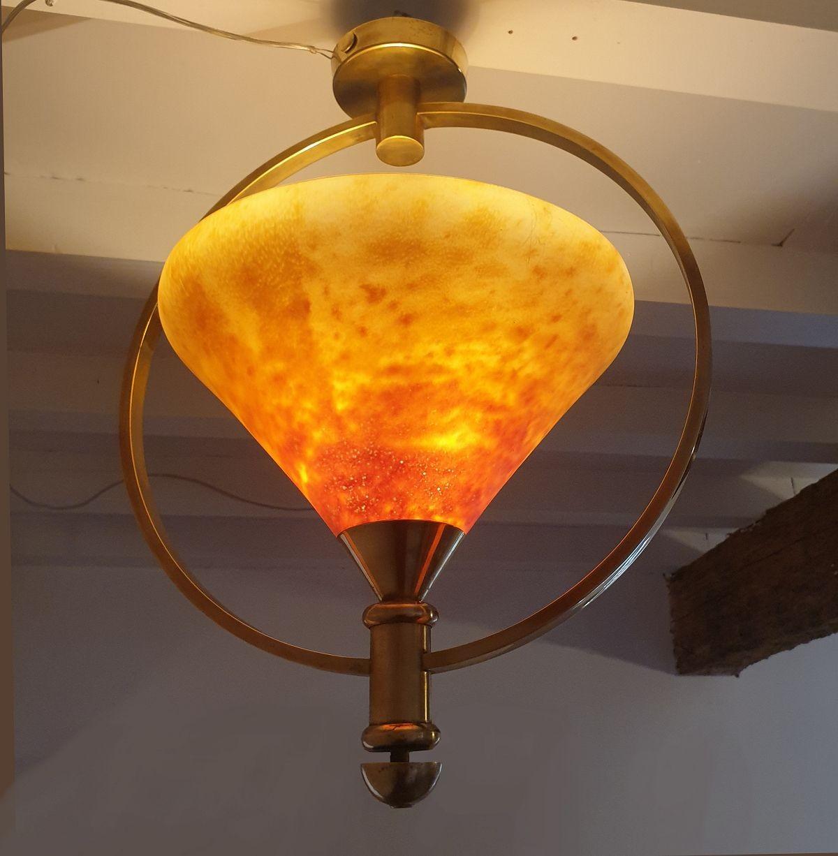 Metà XX secolo Coppia di lampadari francesi in vetro ambrato anni '60 in vendita
