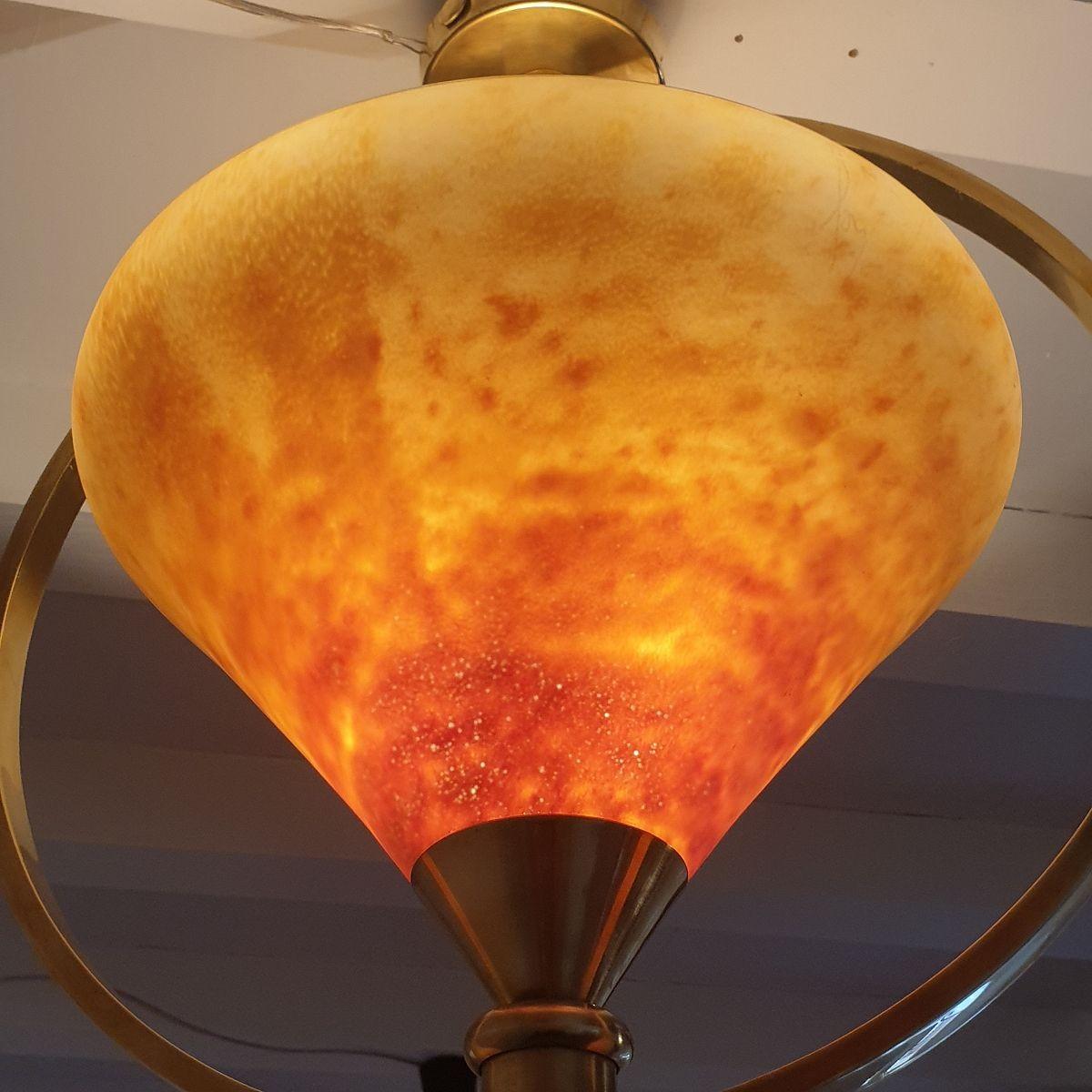 Ottone Coppia di lampadari francesi in vetro ambrato anni '60 in vendita