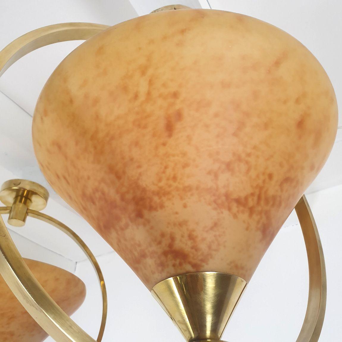 Coppia di lampadari francesi in vetro ambrato anni '60 in vendita 1