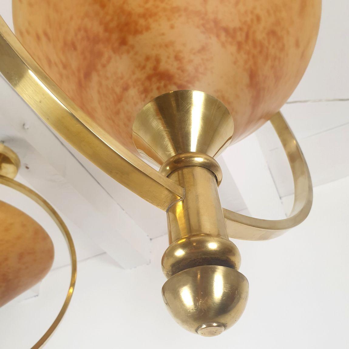 Coppia di lampadari francesi in vetro ambrato anni '60 in vendita 2