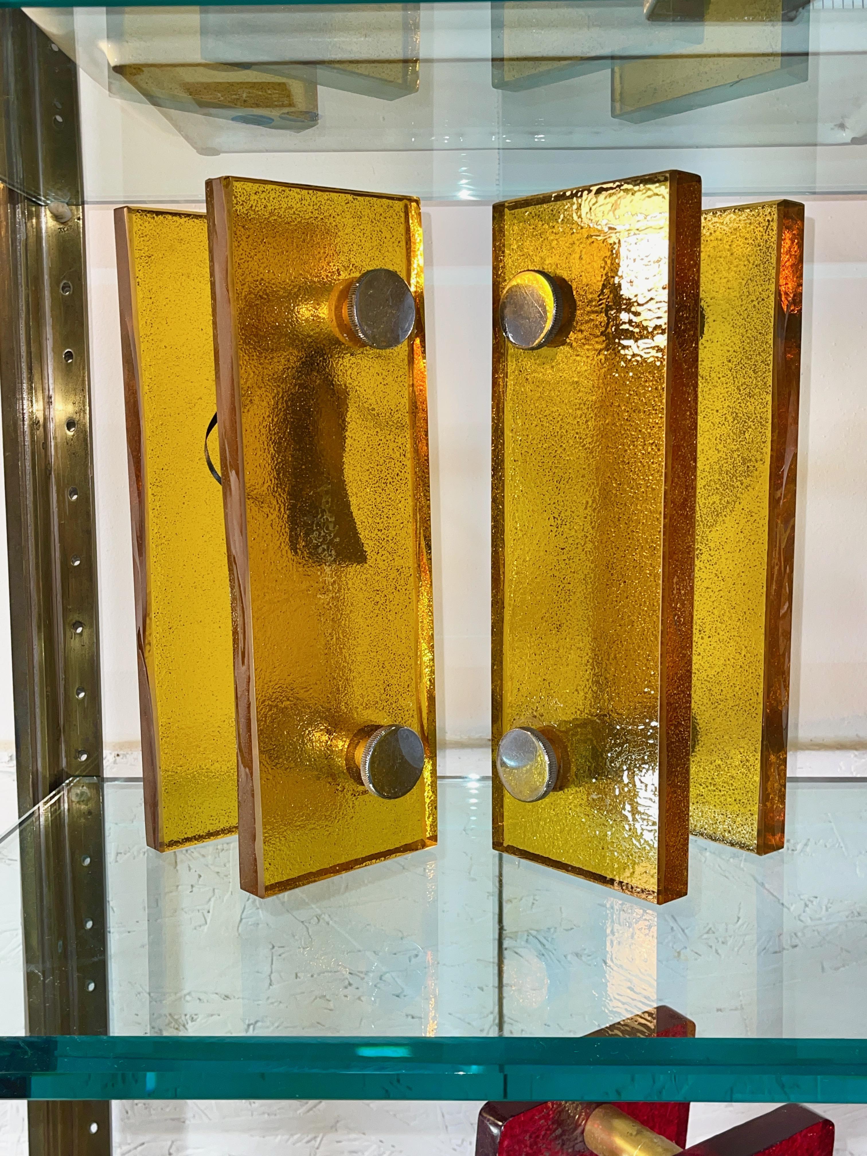 Paire de poignées de porte doubles des années 1960 en verre jaune ambré moulé avec des accessoires de quincaillerie en aluminium moleté.
Ils sont fascinants à regarder et à toucher, même si vous n'avez pas besoin d'une porte spécifique pour le