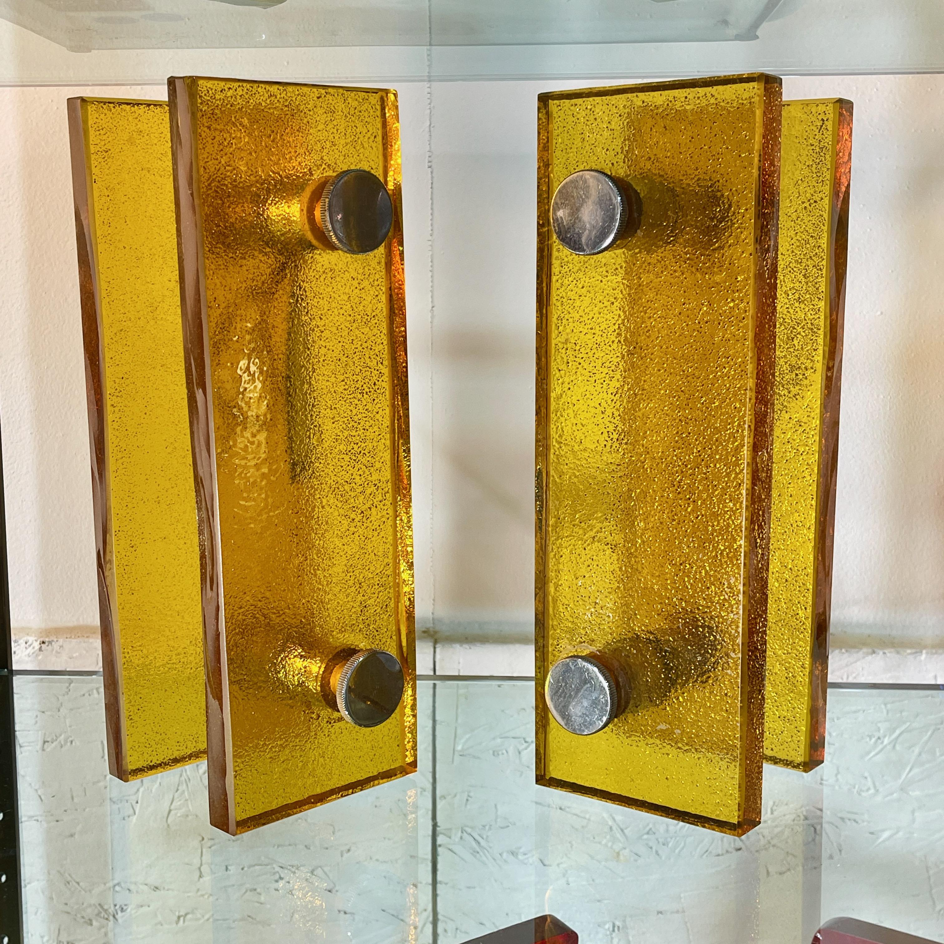 Milieu du XXe siècle Paire de poignées de porte en verre jaune ambré français