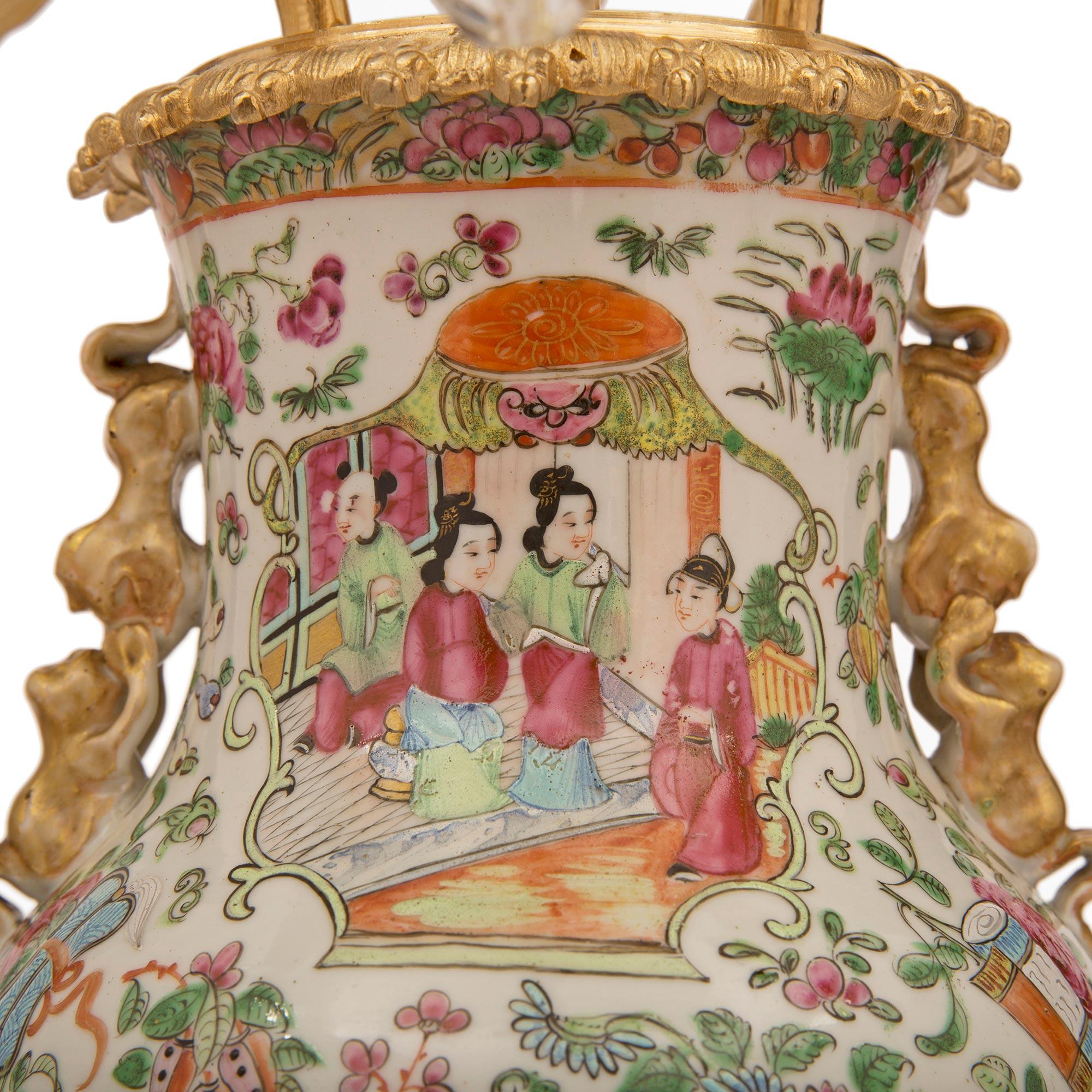 Paire de lampes en porcelaine de style Louis XV datant du 19ème siècle, fruit d'une collaboration française et asiatique Bon état - En vente à West Palm Beach, FL