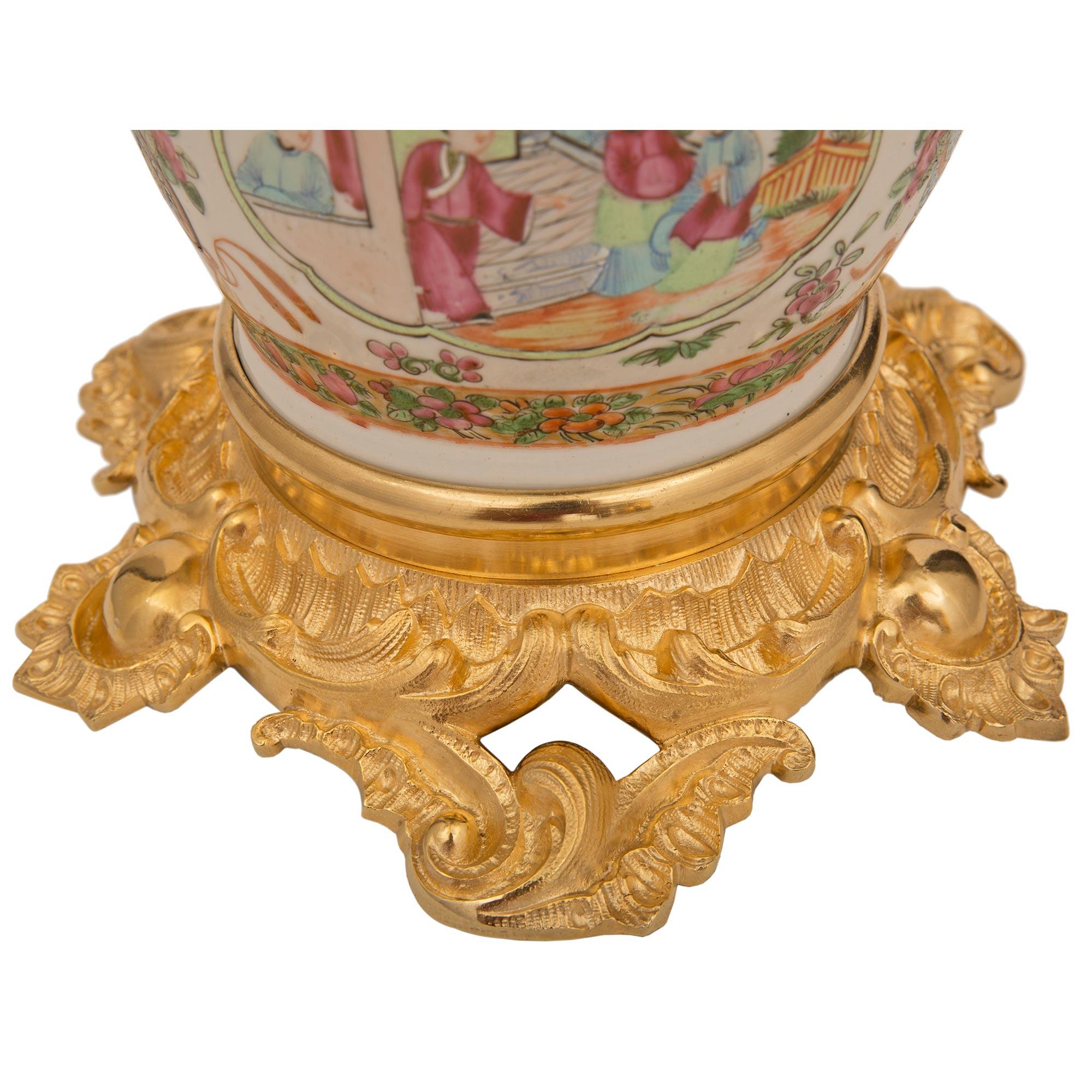 Paire de lampes en porcelaine de style Louis XV datant du 19ème siècle, fruit d'une collaboration française et asiatique en vente 2