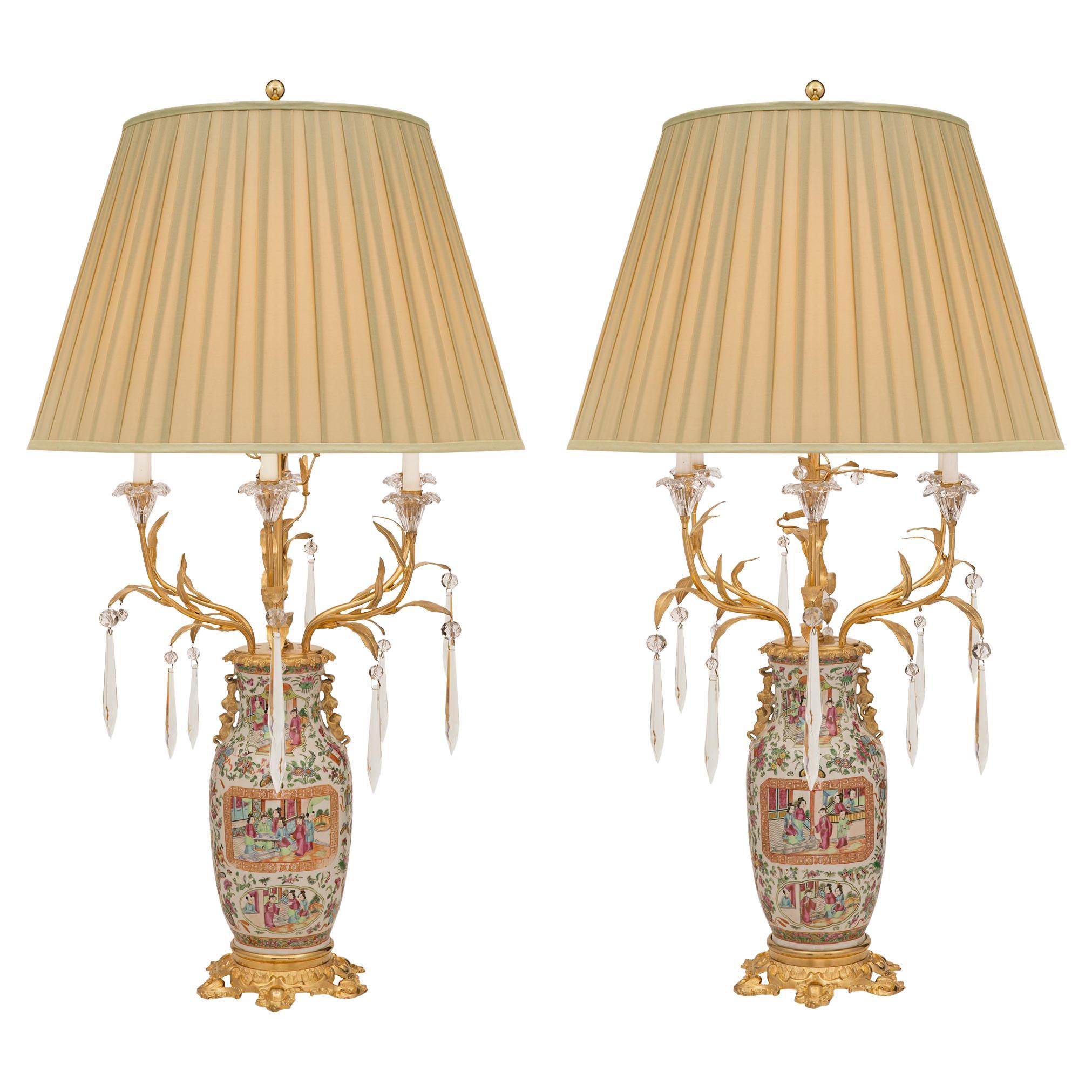 Paire de lampes en porcelaine de style Louis XV datant du 19ème siècle, fruit d'une collaboration française et asiatique en vente