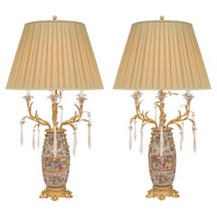 Paire de lampes en porcelaine de style Louis XV datant du 19ème siècle, fruit d'une collaboration française et asiatique