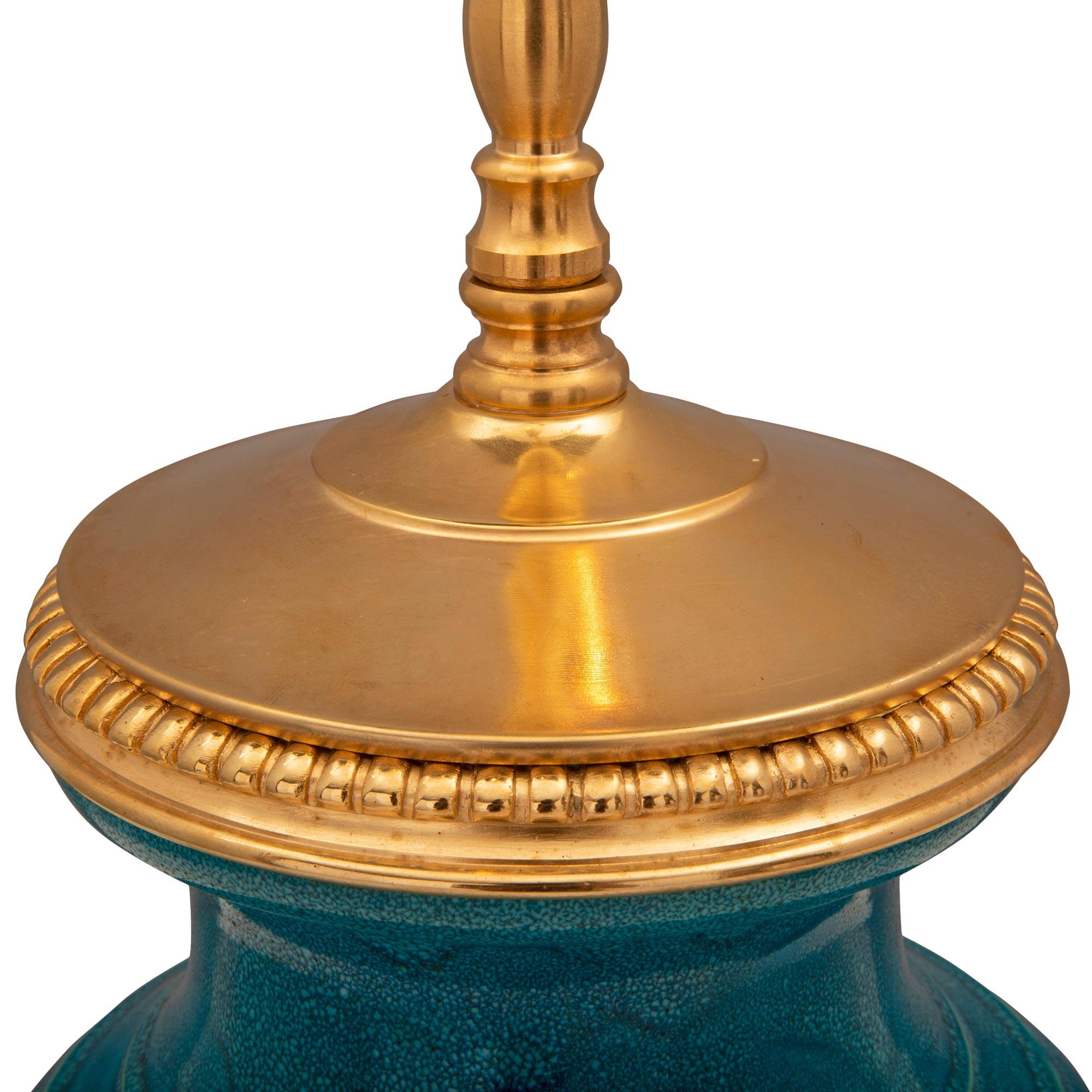 Français Paire de lampes en porcelaine et bronze doré du XIXe siècle, fruit d'une collaboration française et asiatique en vente