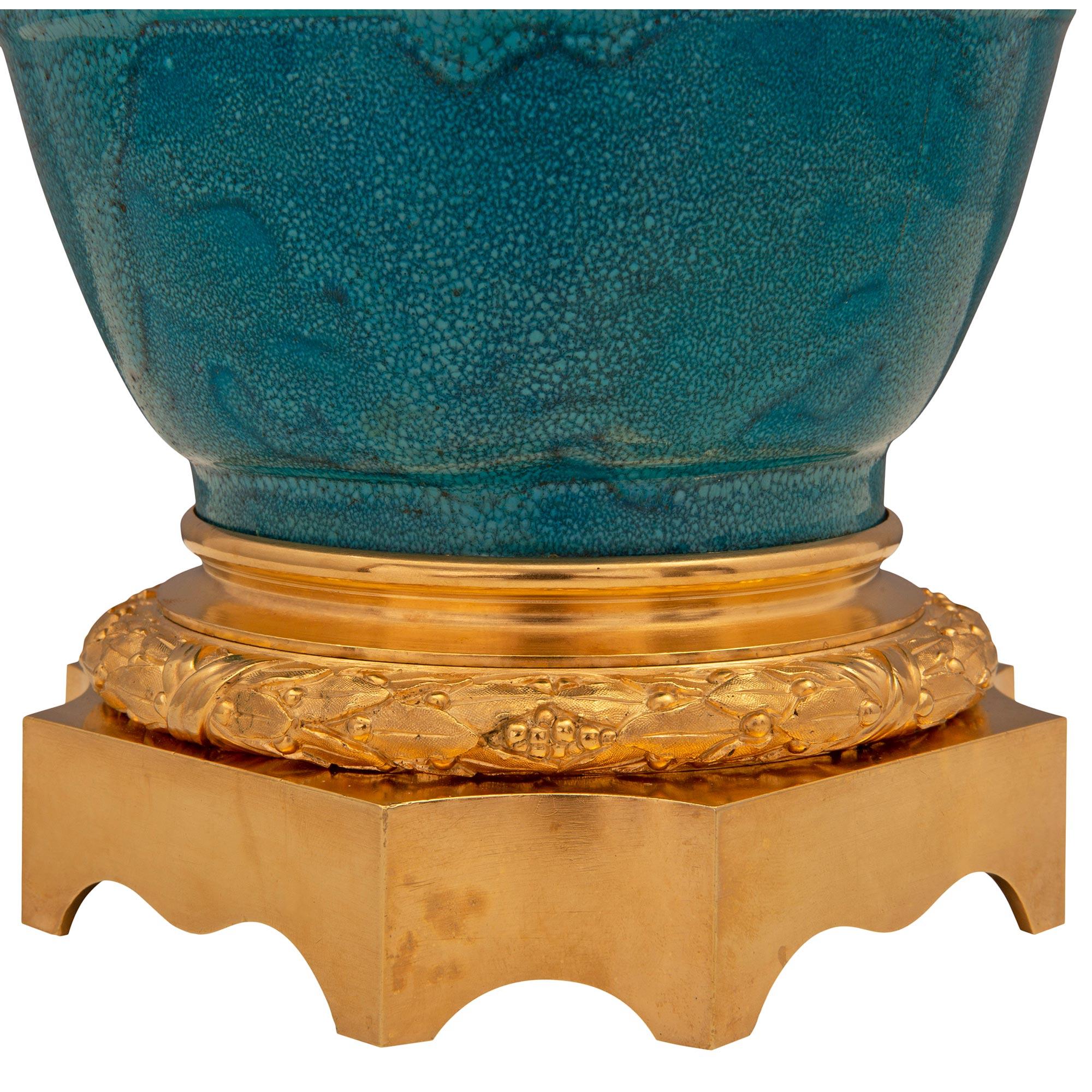 Paire de lampes en porcelaine et bronze doré du XIXe siècle, fruit d'une collaboration française et asiatique en vente 2
