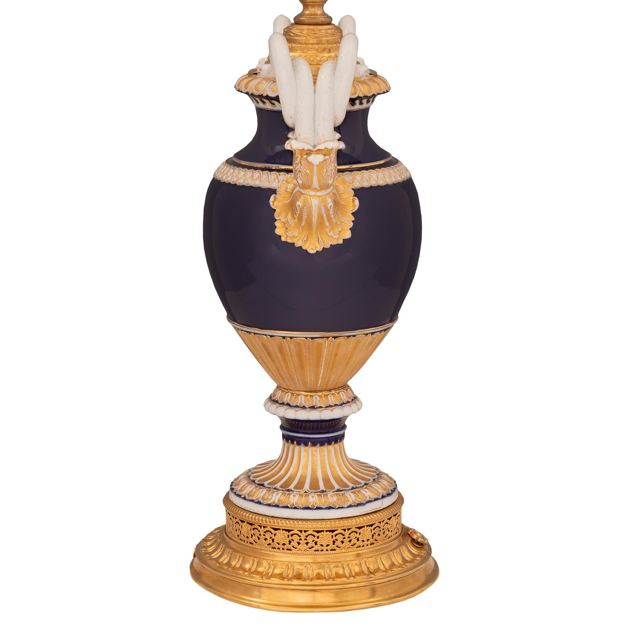 Français Paire de lampes en porcelaine et bronze doré du XIXe siècle, fruit d'une collaboration française et allemande en vente