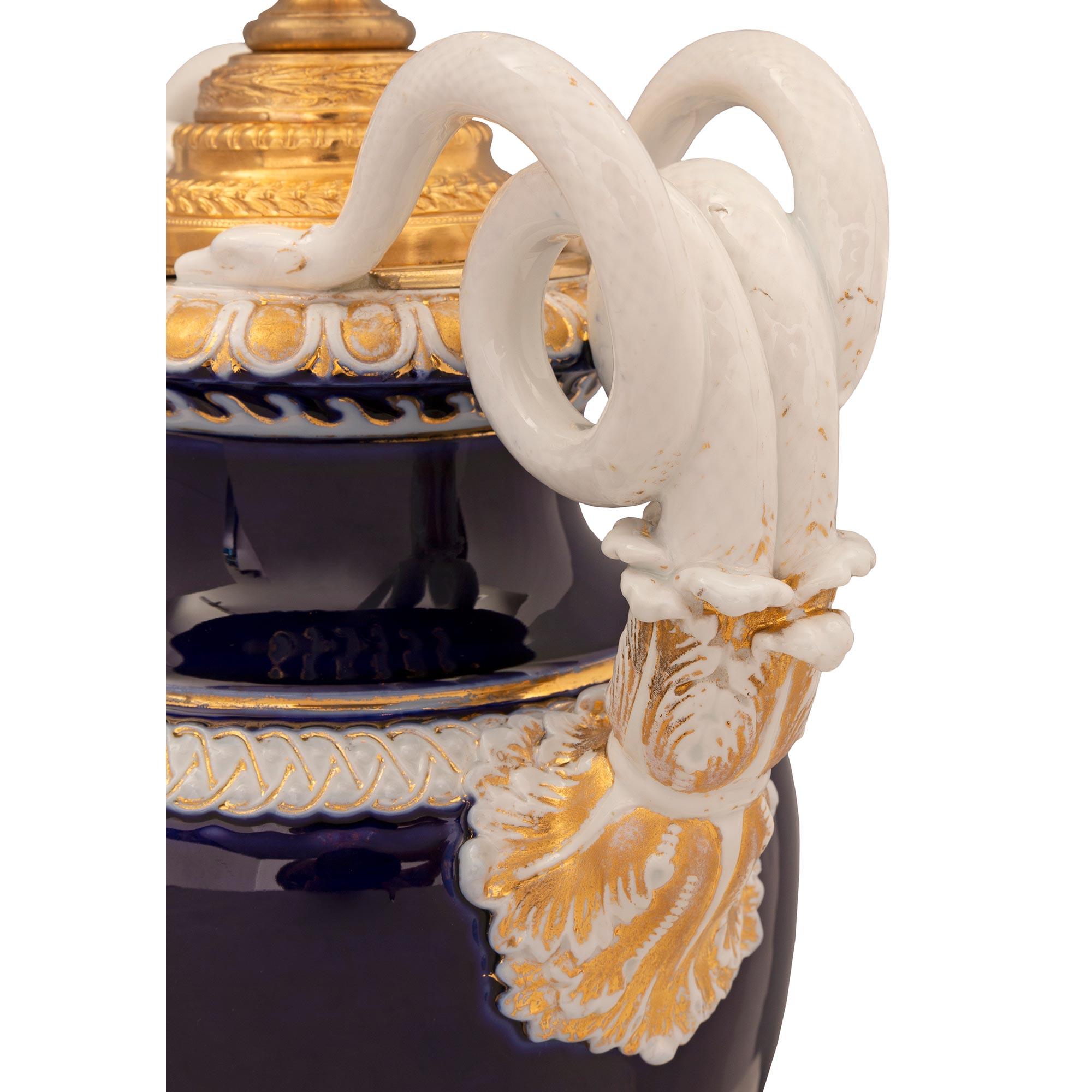 Pair of French and German Collaboration 19th Century Porcelain and Ormolu Lamps For Sale 2