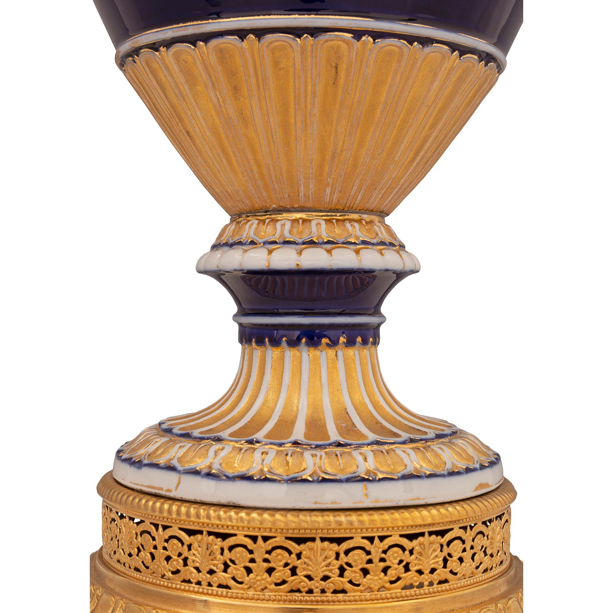 Paire de lampes en porcelaine et bronze doré du XIXe siècle, fruit d'une collaboration française et allemande en vente 1