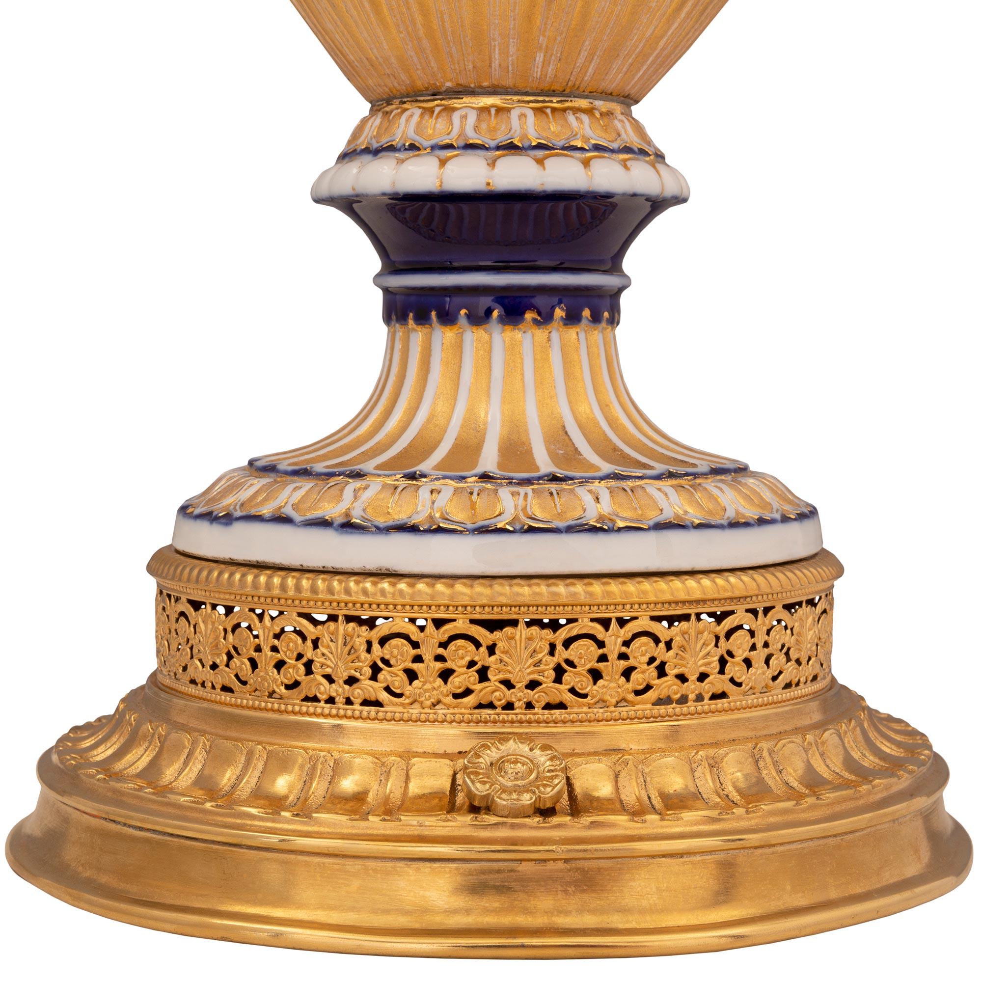 Paire de lampes en porcelaine et bronze doré du XIXe siècle, fruit d'une collaboration française et allemande en vente 2