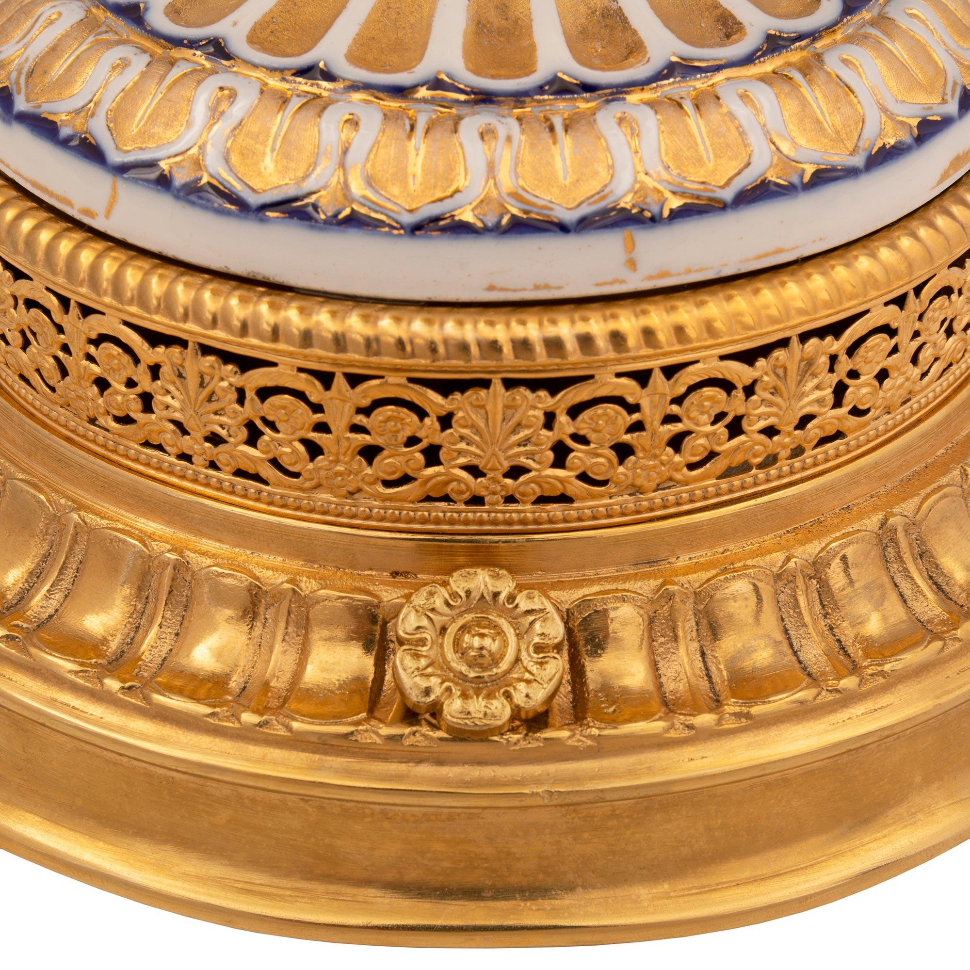Paire de lampes en porcelaine et bronze doré du XIXe siècle, fruit d'une collaboration française et allemande en vente 3