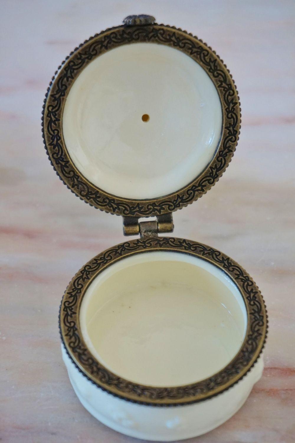 Pair of French Angel Porcelain Boxes with Brass Mounts, 1920s 2