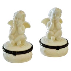 Paire de boîtes françaises en porcelaine de type ange avec montures en laiton:: années 1920