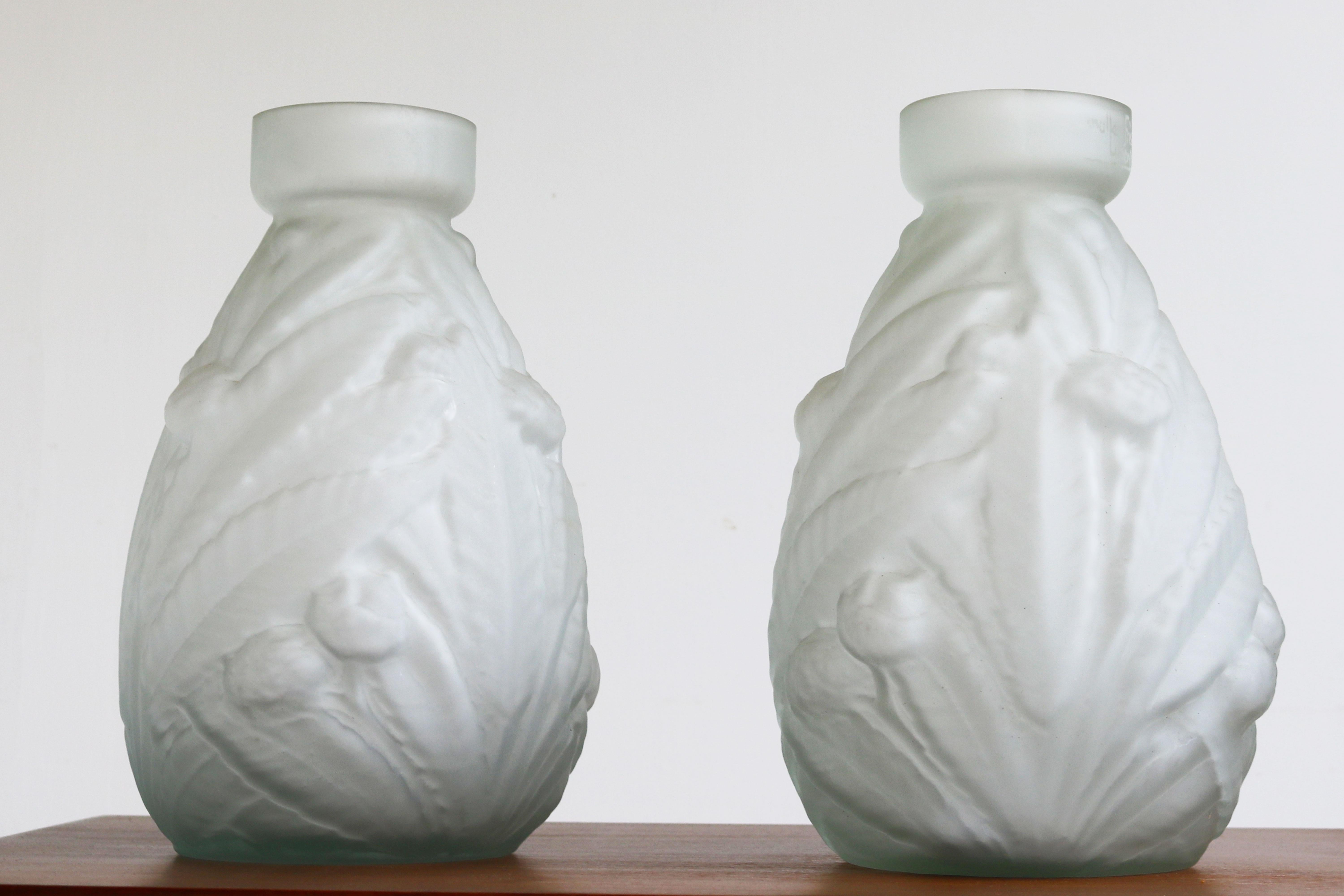Wunderschönes Paar Jugendstilvasen von Muller Freres Luneville aus mattiertem Glas, 1900 Frankreich. 
Die Vasen sind aus satiniertem (mattiertem) Glas mit erstaunlichen floralen Formen und Motiven, die für die Jugendstilperiode charakteristisch