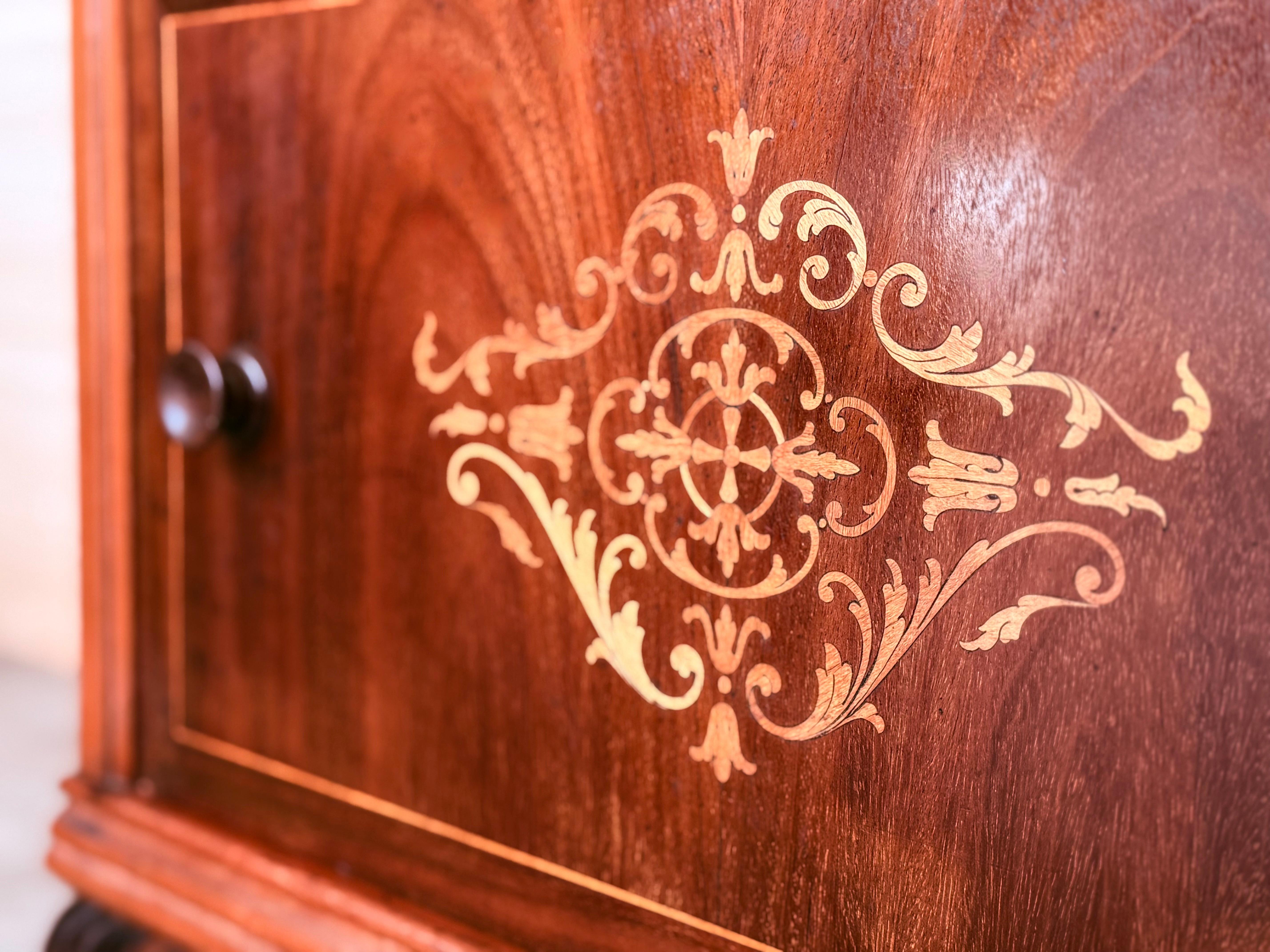 Paire de tables de chevet en marqueterie d'époque française, vers 1890 en vente 6