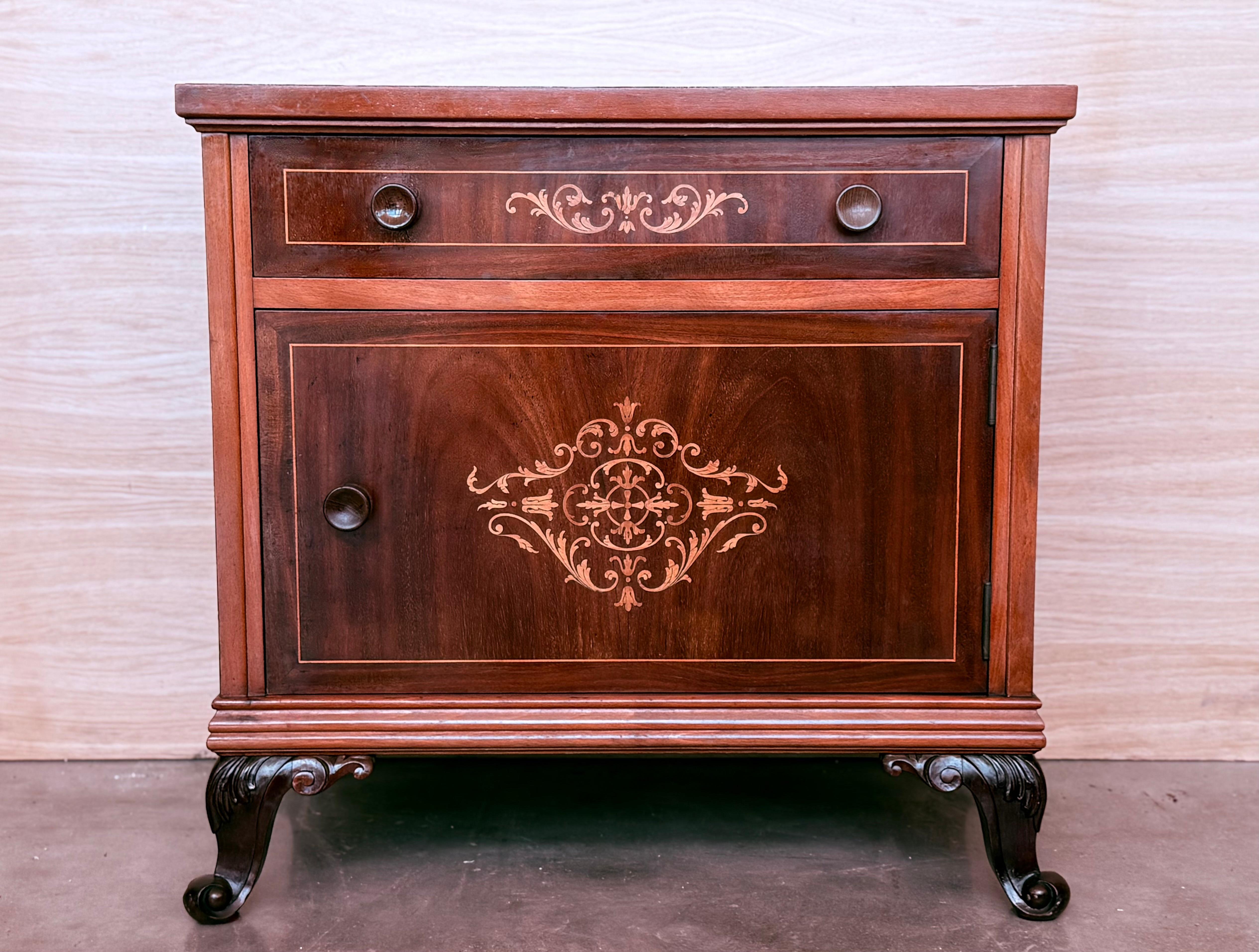 Tables d'appoint ou de chevet en acajou de style Louis XVI du XIXe siècle, avec un fin cimier que l'on peut retirer. Un tiroir à queue d'aronde au-dessus des portes de l'armoire. Fabriqué en placage marqueté, principalement en acajou. Jambes fines.