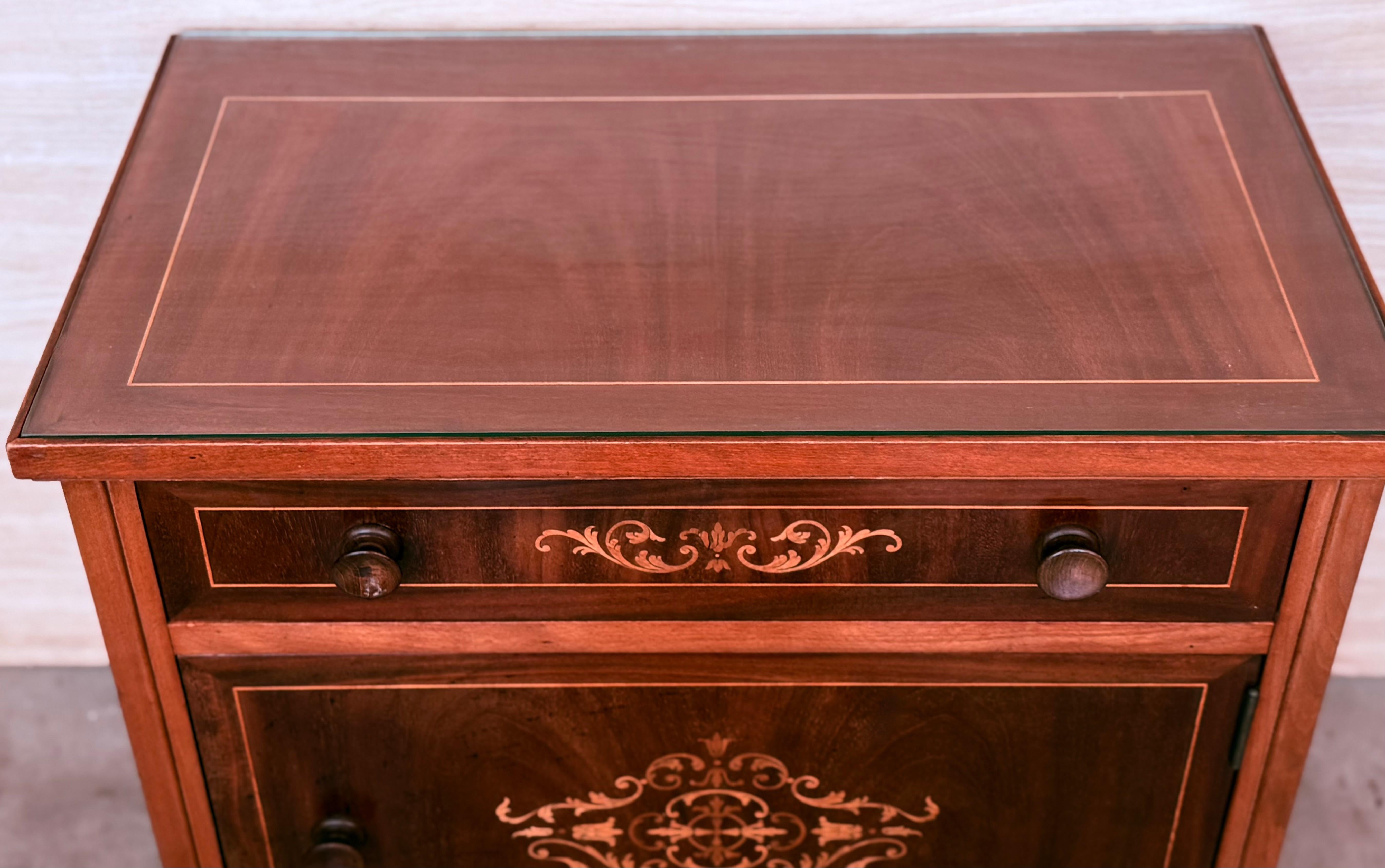 Paire de tables de chevet en marqueterie d'époque française, vers 1890 Bon état - En vente à Miami, FL