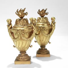 Coppia di cassolette dorate in bronzo dorato di dimensioni da armadio francesi