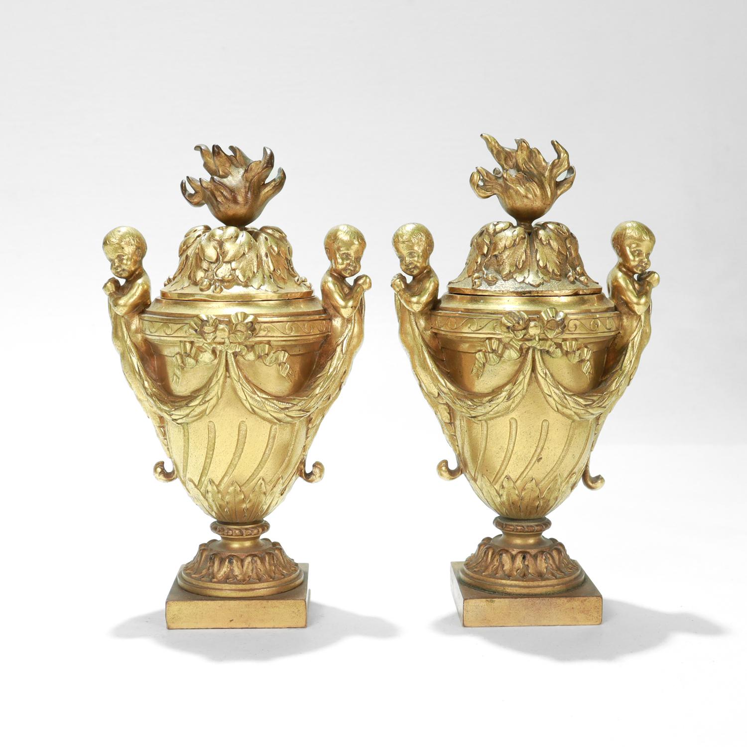 Neoclassico Coppia di cassolette dorate in bronzo dorato di dimensioni da armadio francesi in vendita