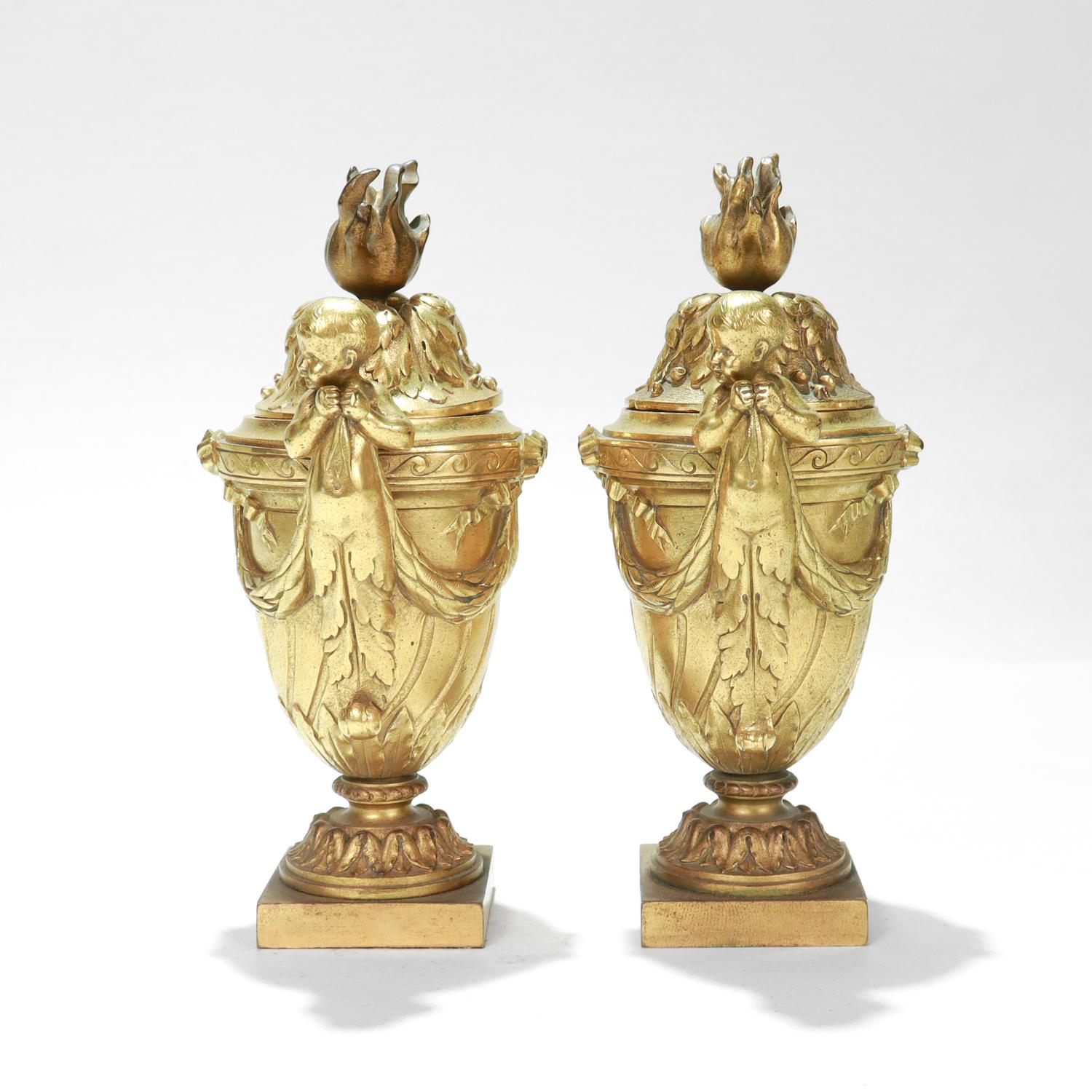 Francese Coppia di cassolette dorate in bronzo dorato di dimensioni da armadio francesi in vendita