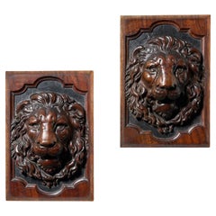 Paire d'anciens panneaux de lion sculptés anglais