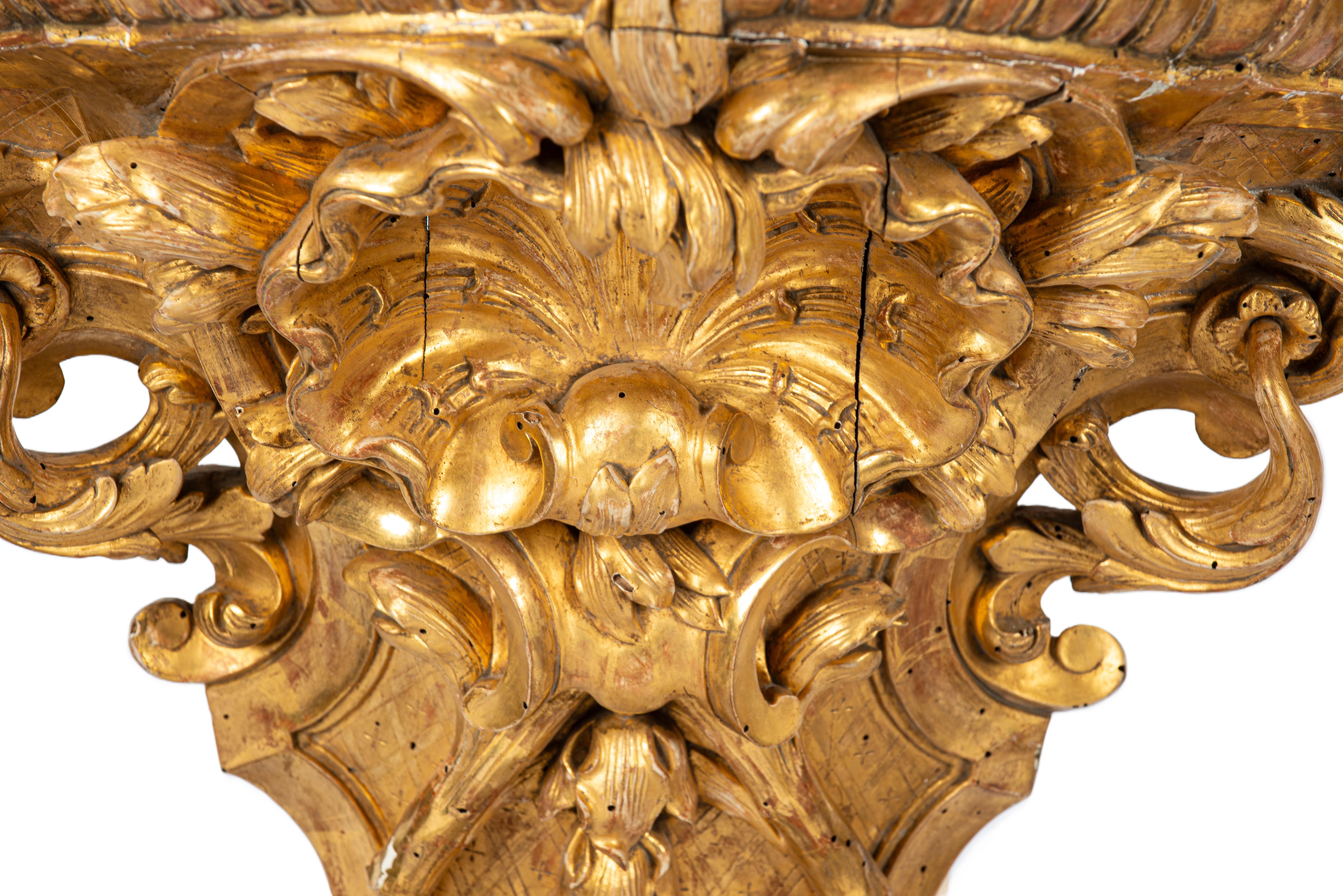 Paire de consoles d'angle en bois sculpté et doré d'époque française du début du XVIIIe siècle en vente 3