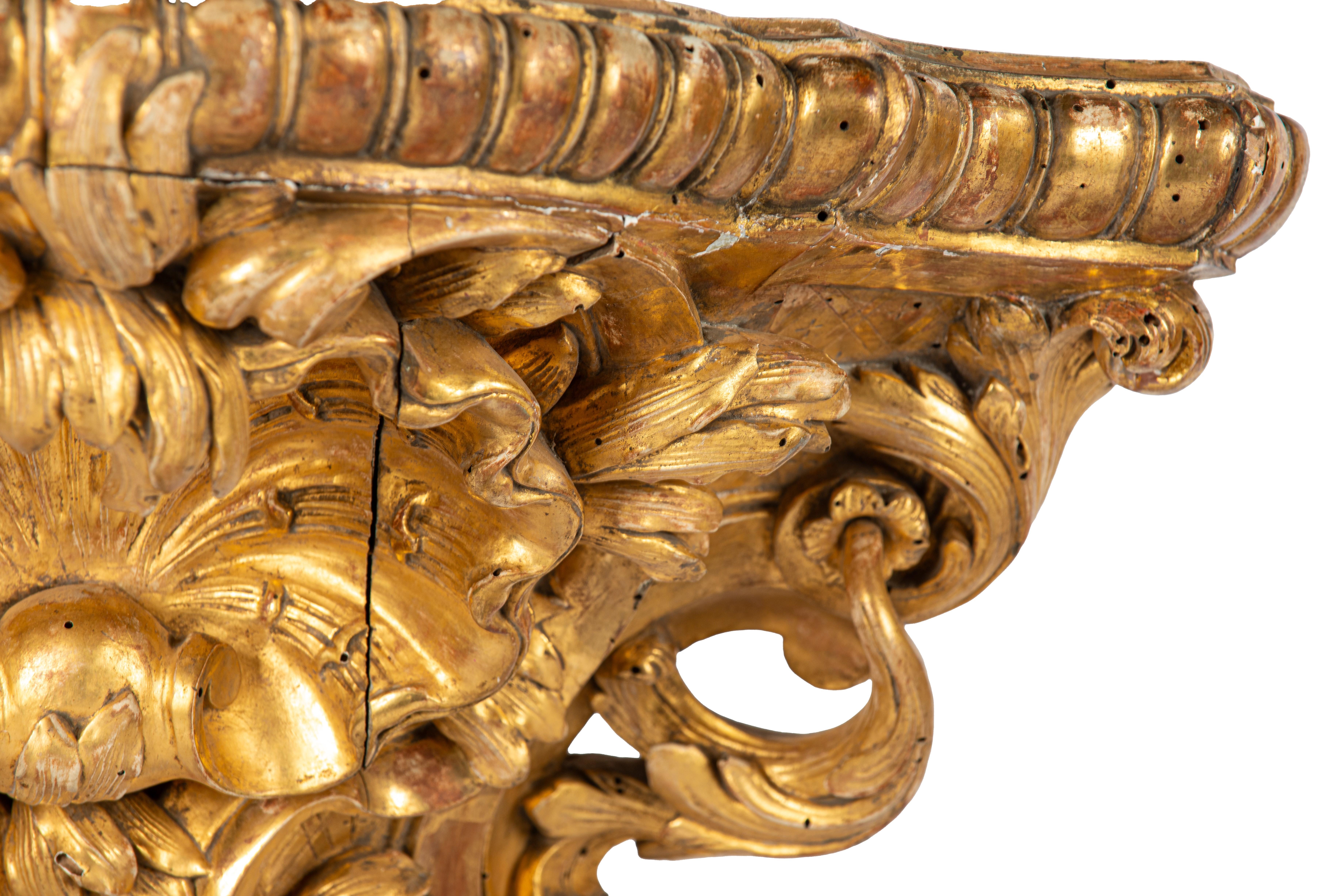 Paire de consoles d'angle en bois sculpté et doré d'époque française du début du XVIIIe siècle en vente 4