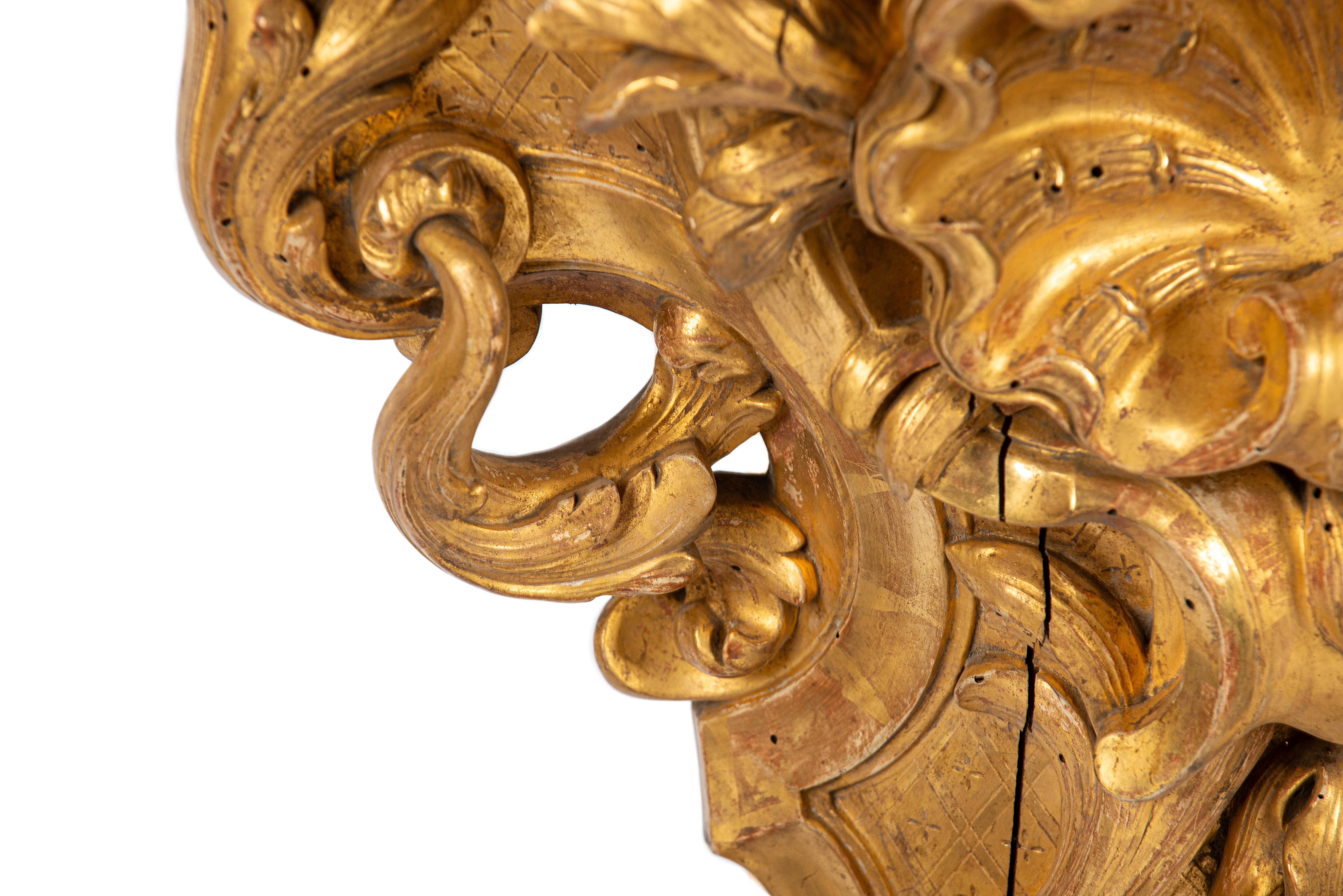 Paire de consoles d'angle en bois sculpté et doré d'époque française du début du XVIIIe siècle en vente 5