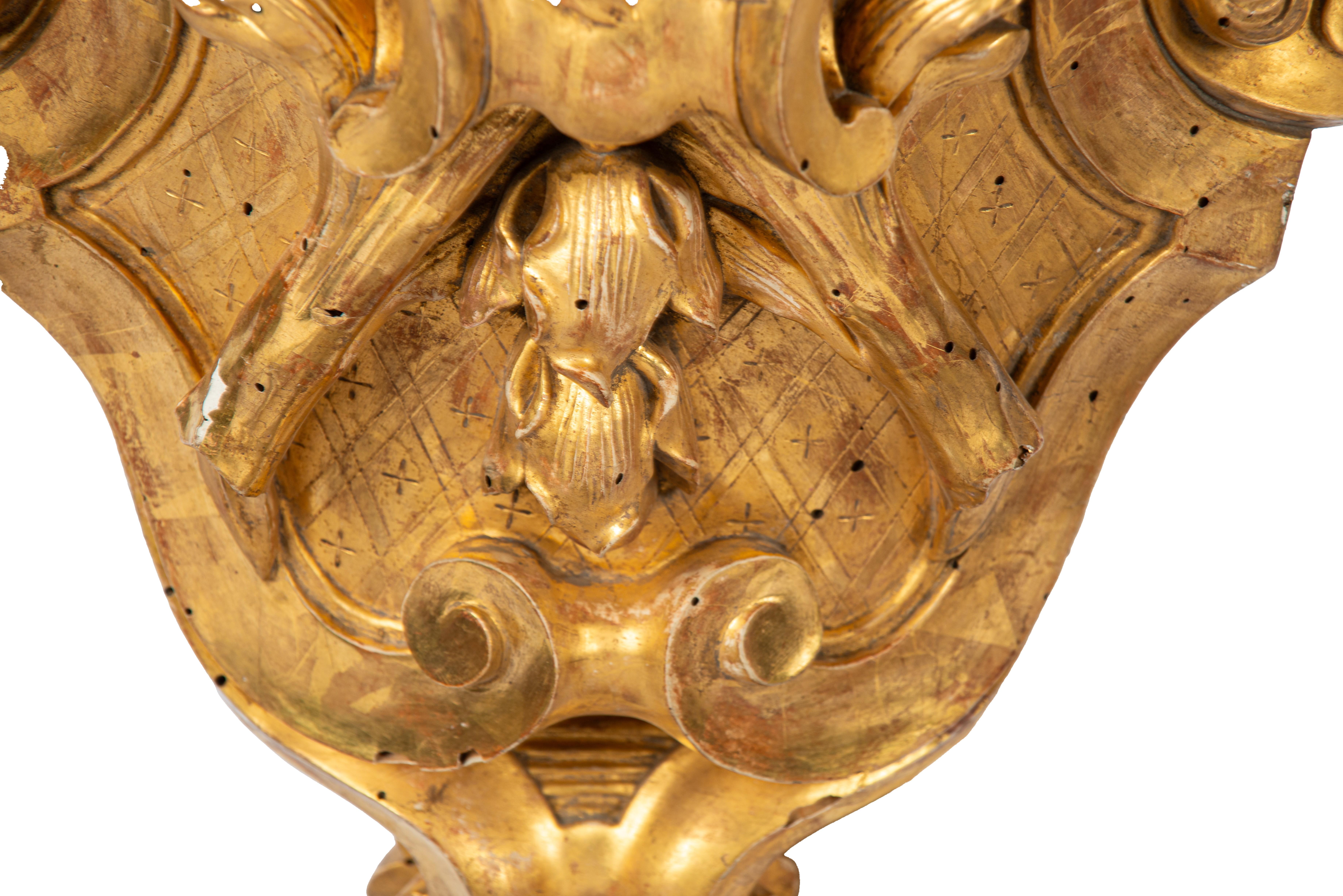 Paire de consoles d'angle en bois sculpté et doré d'époque française du début du XVIIIe siècle en vente 6