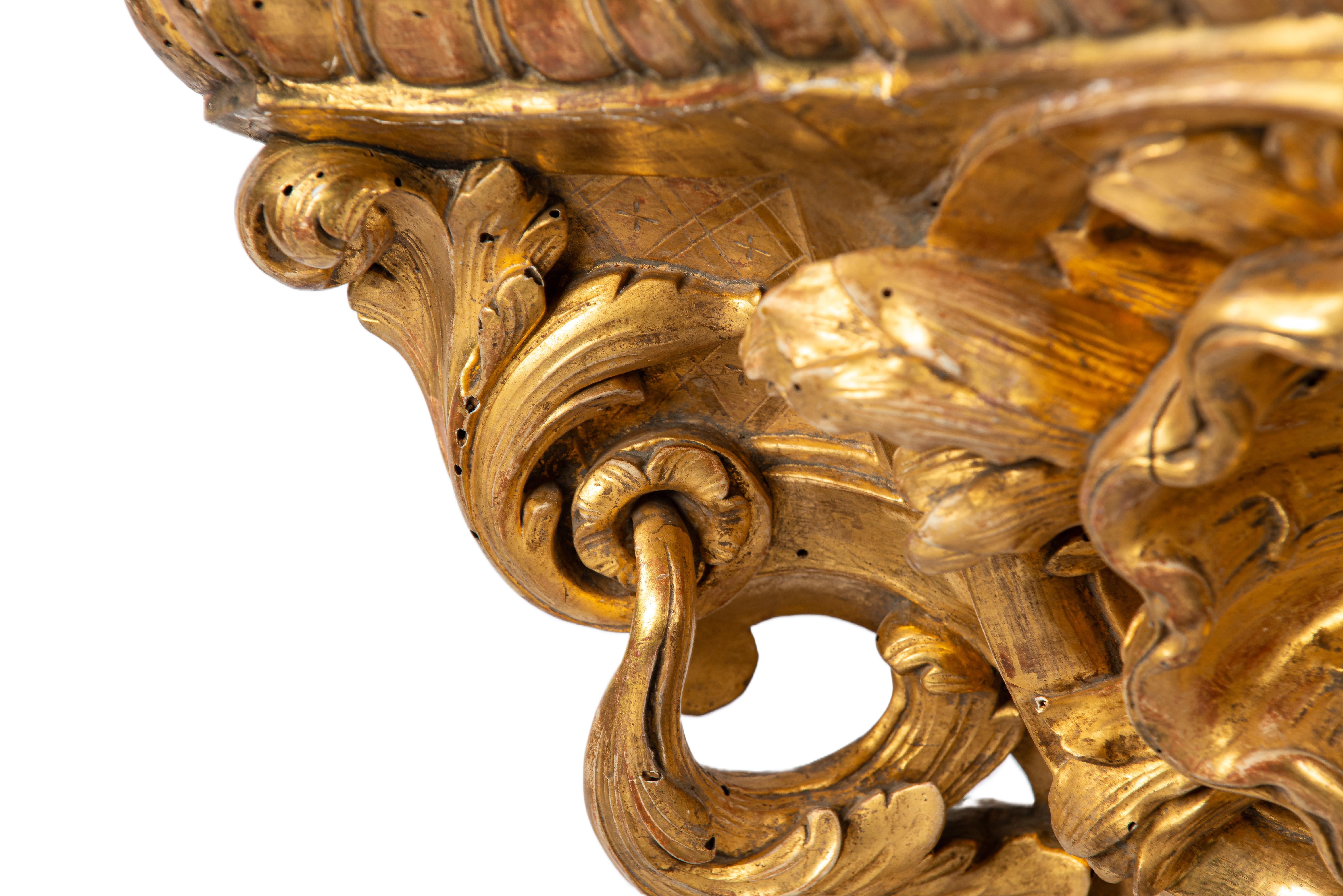 Paire de consoles d'angle en bois sculpté et doré d'époque française du début du XVIIIe siècle en vente 7