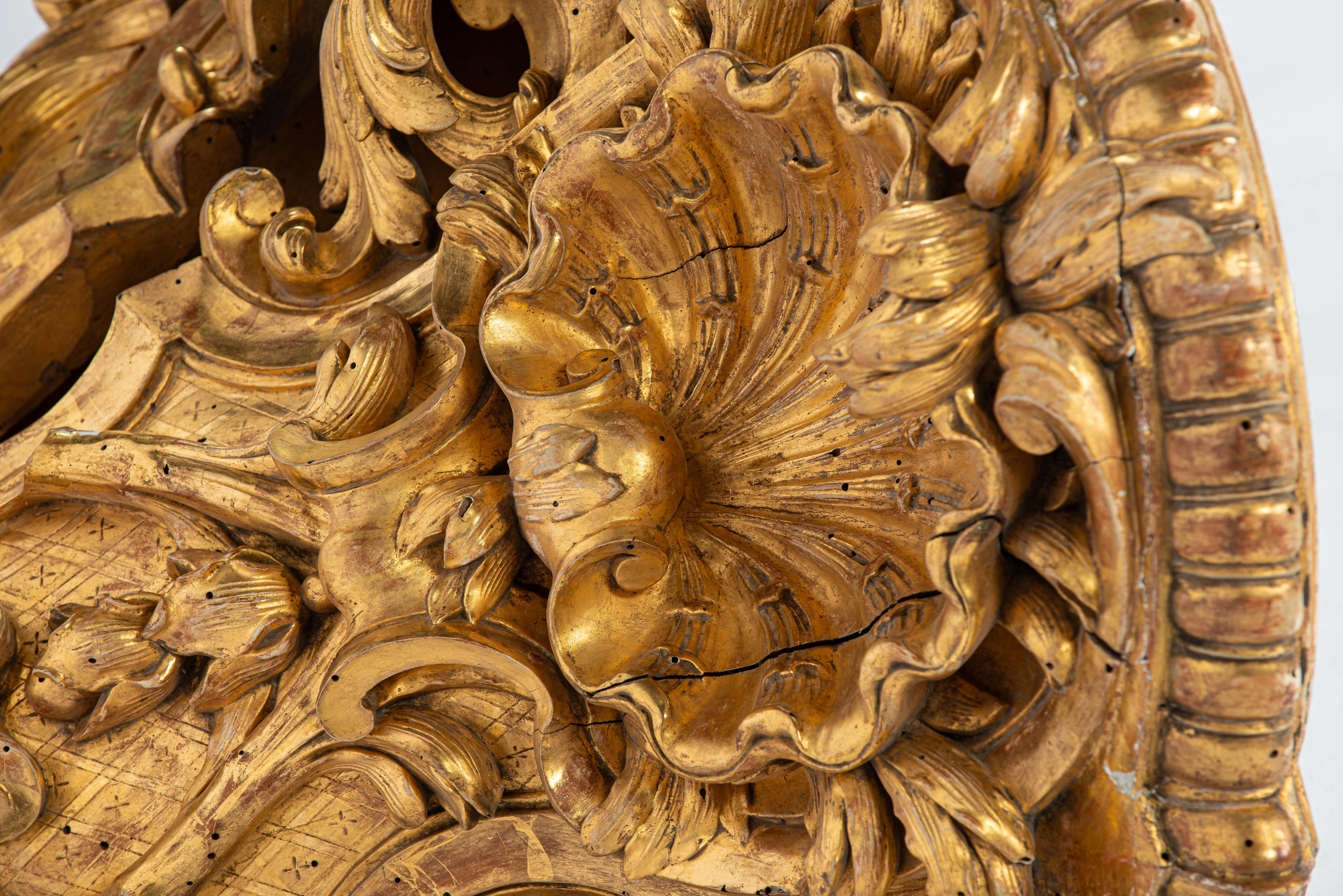Paire de consoles d'angle en bois sculpté et doré d'époque française du début du XVIIIe siècle en vente 9
