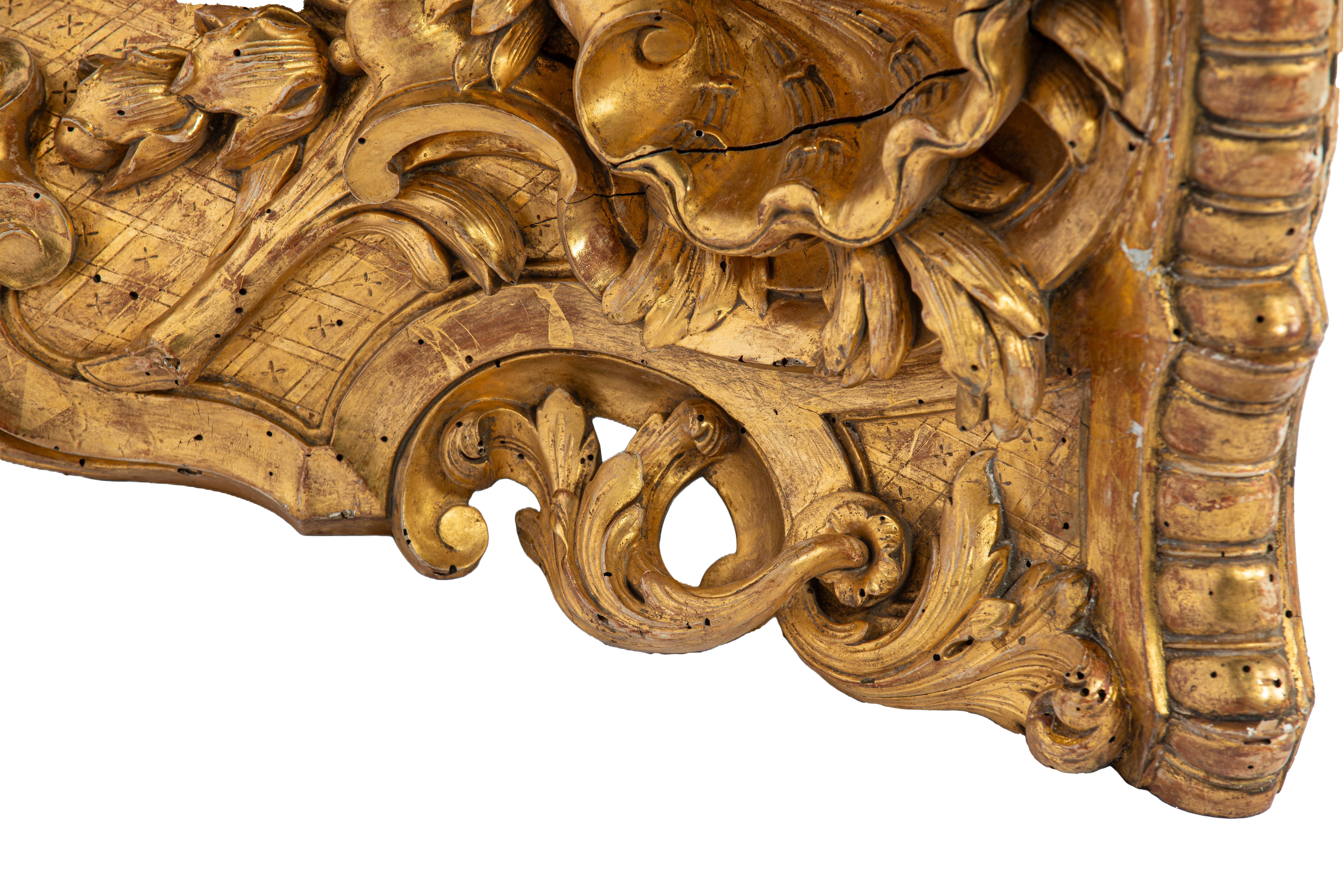 Paire de consoles d'angle en bois sculpté et doré d'époque française du début du XVIIIe siècle en vente 10