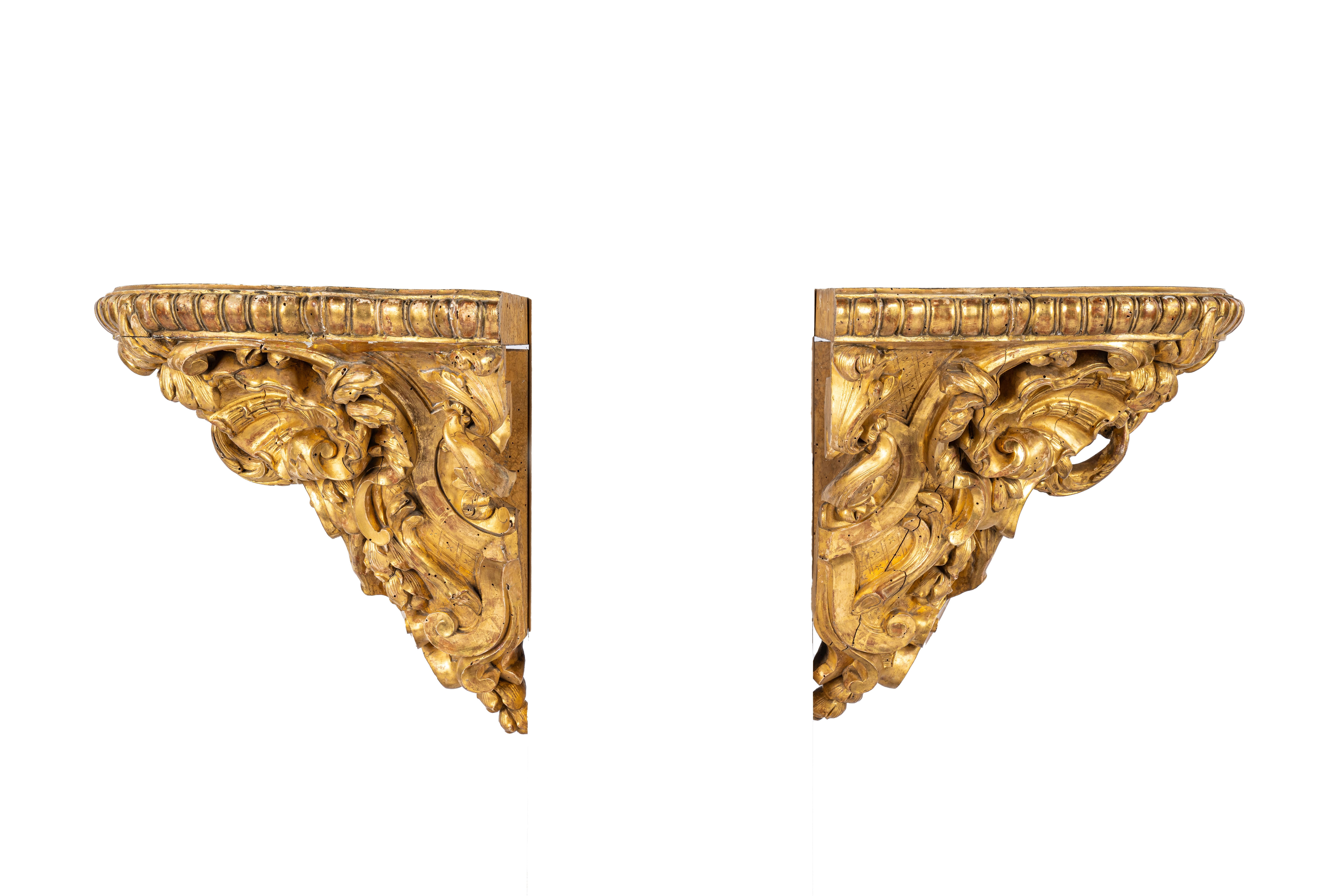 Baroque Paire de consoles d'angle en bois sculpté et doré d'époque française du début du XVIIIe siècle en vente