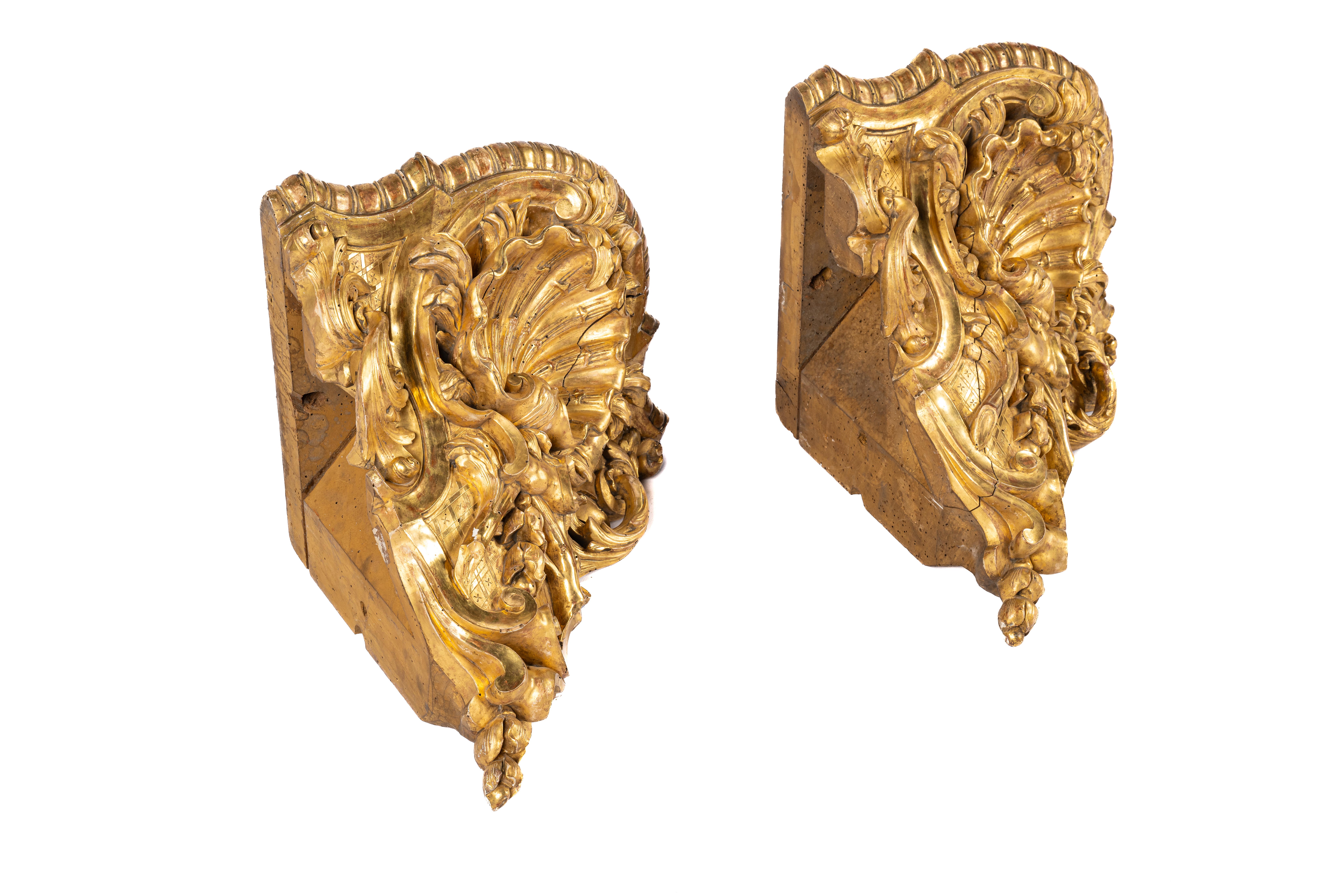 Français Paire de consoles d'angle en bois sculpté et doré d'époque française du début du XVIIIe siècle en vente
