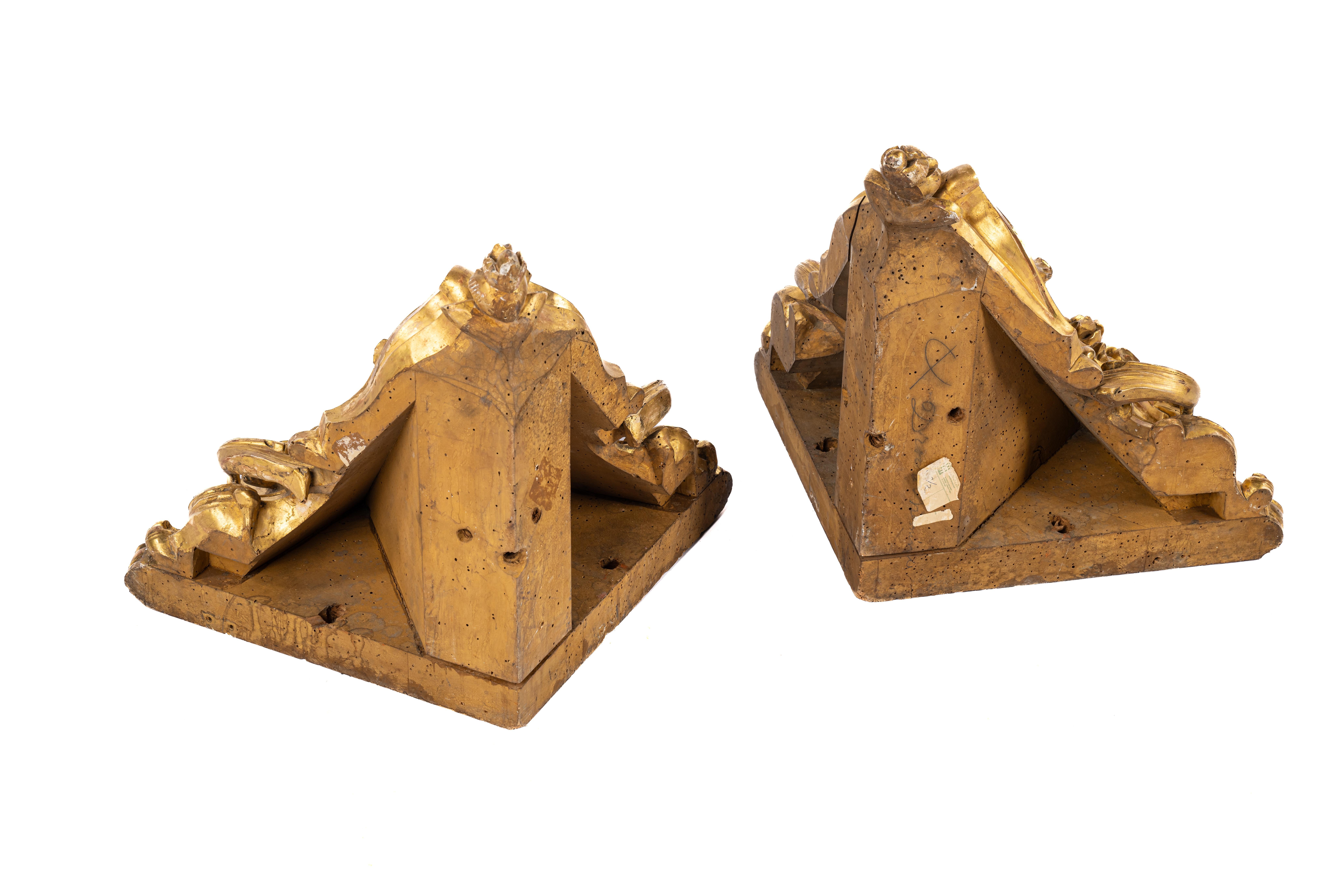 Sculpté Paire de consoles d'angle en bois sculpté et doré d'époque française du début du XVIIIe siècle en vente